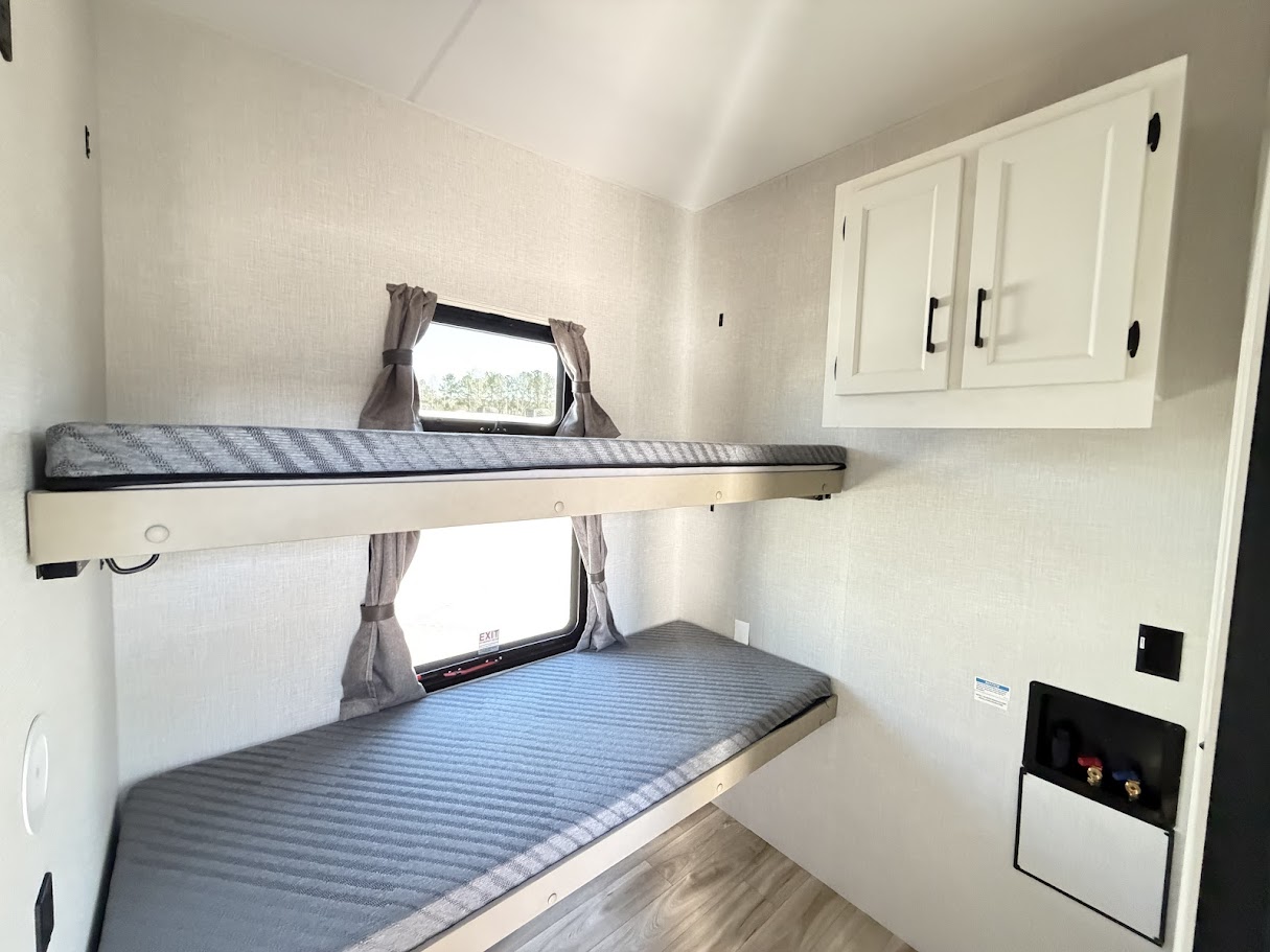 2026 VENTURE RV SPORTTREK 363VFR - Image 32