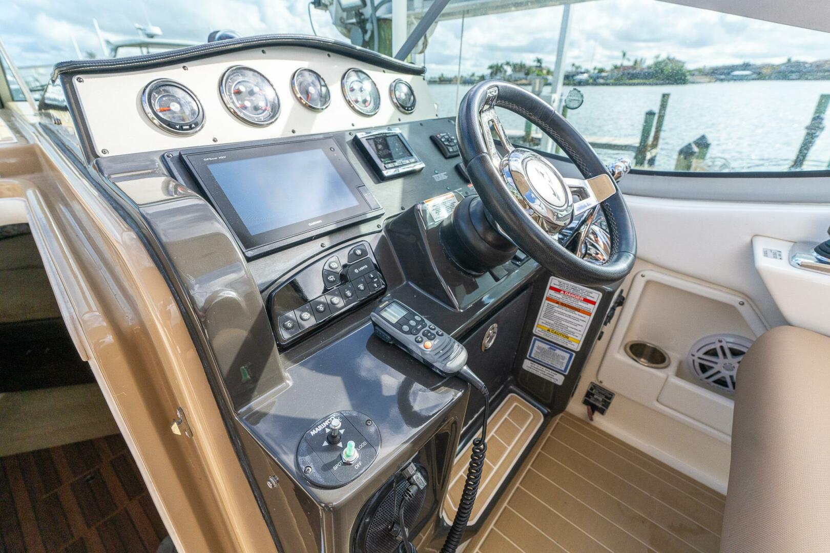 2016 Sea Ray 330 Sundancer - Image 37