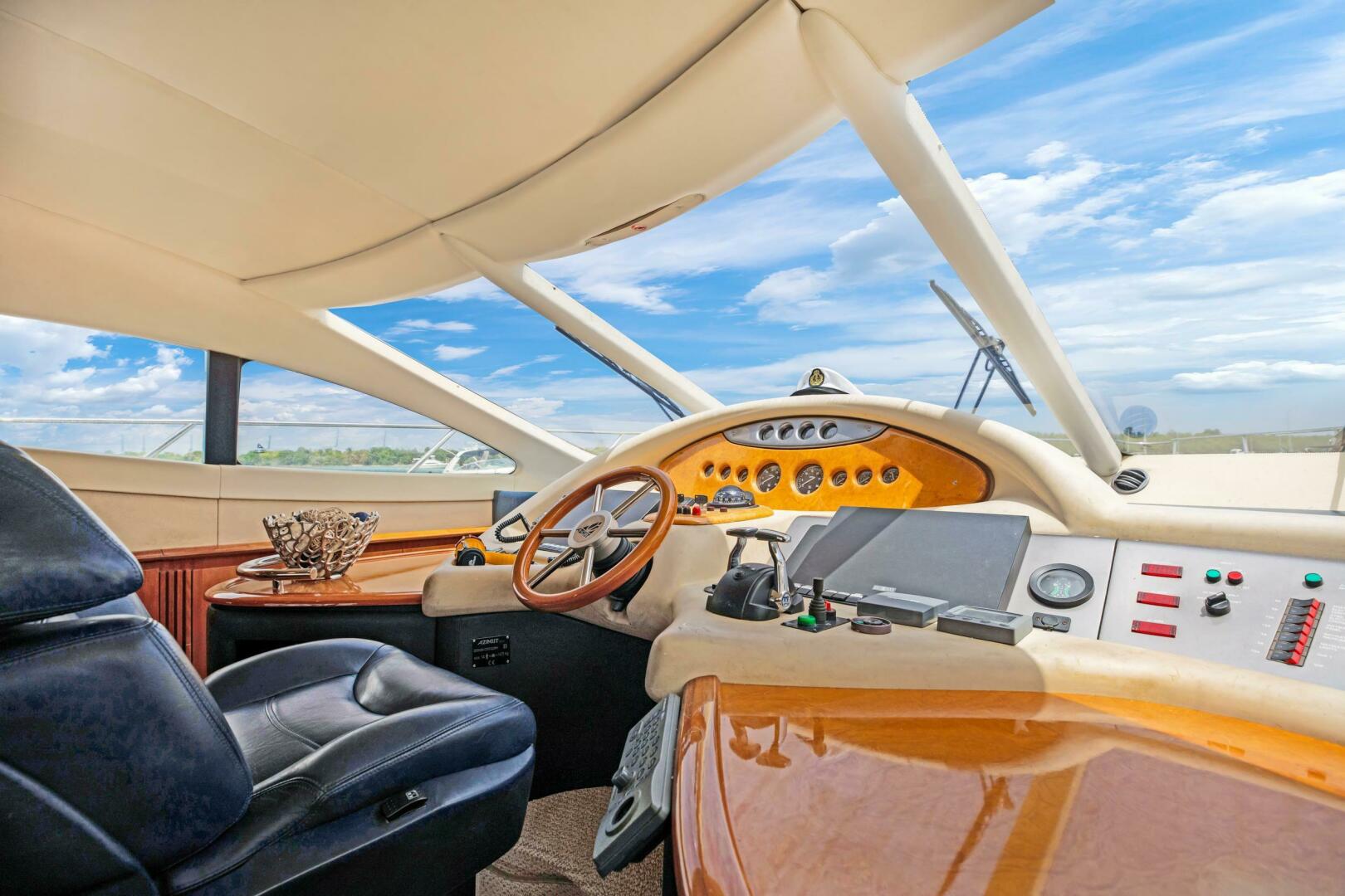 2004 Azimut Azimut 62 Base - Image 12