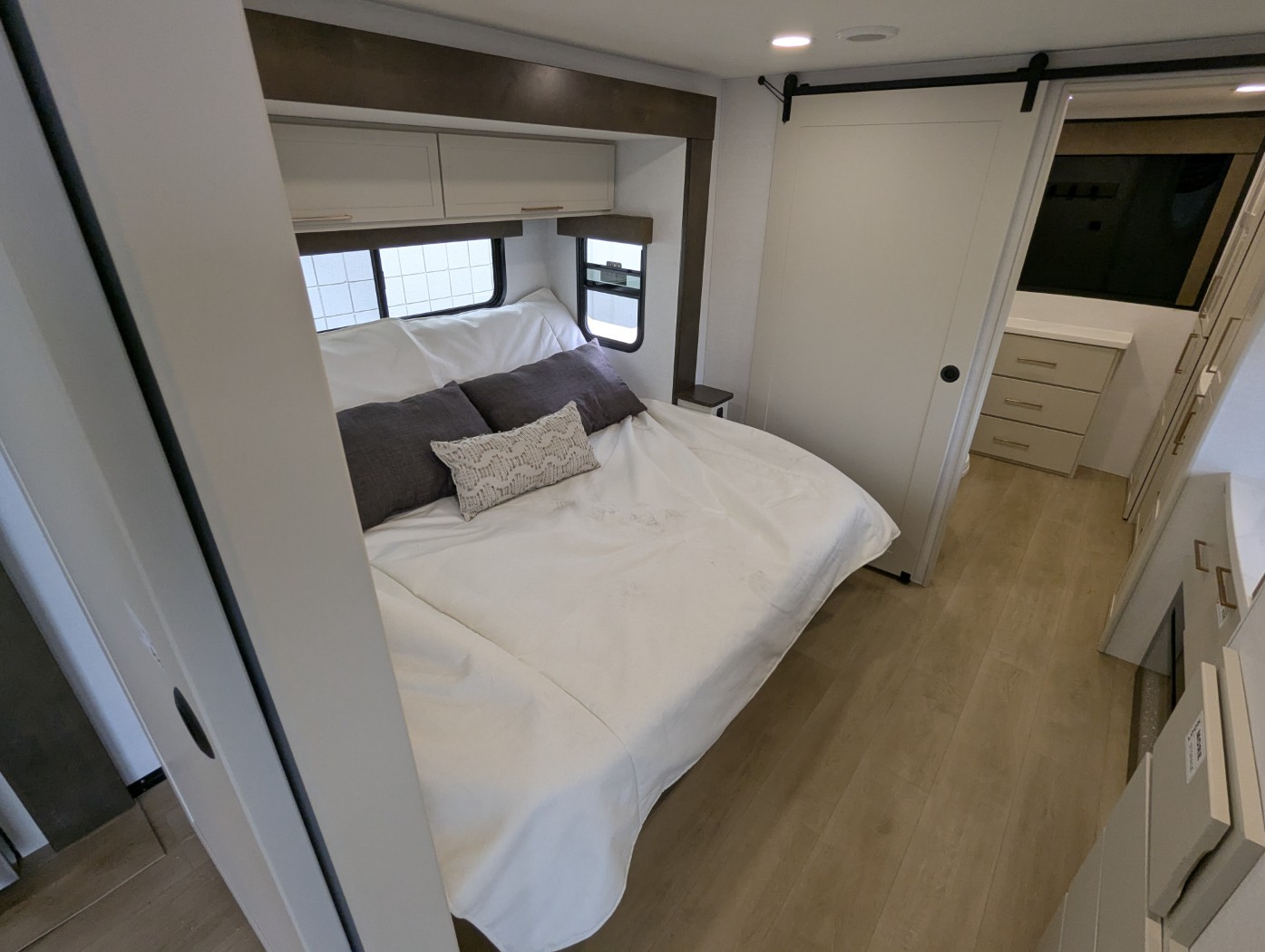 2027 Alliance RV Benchmark 44LFT - Image 29