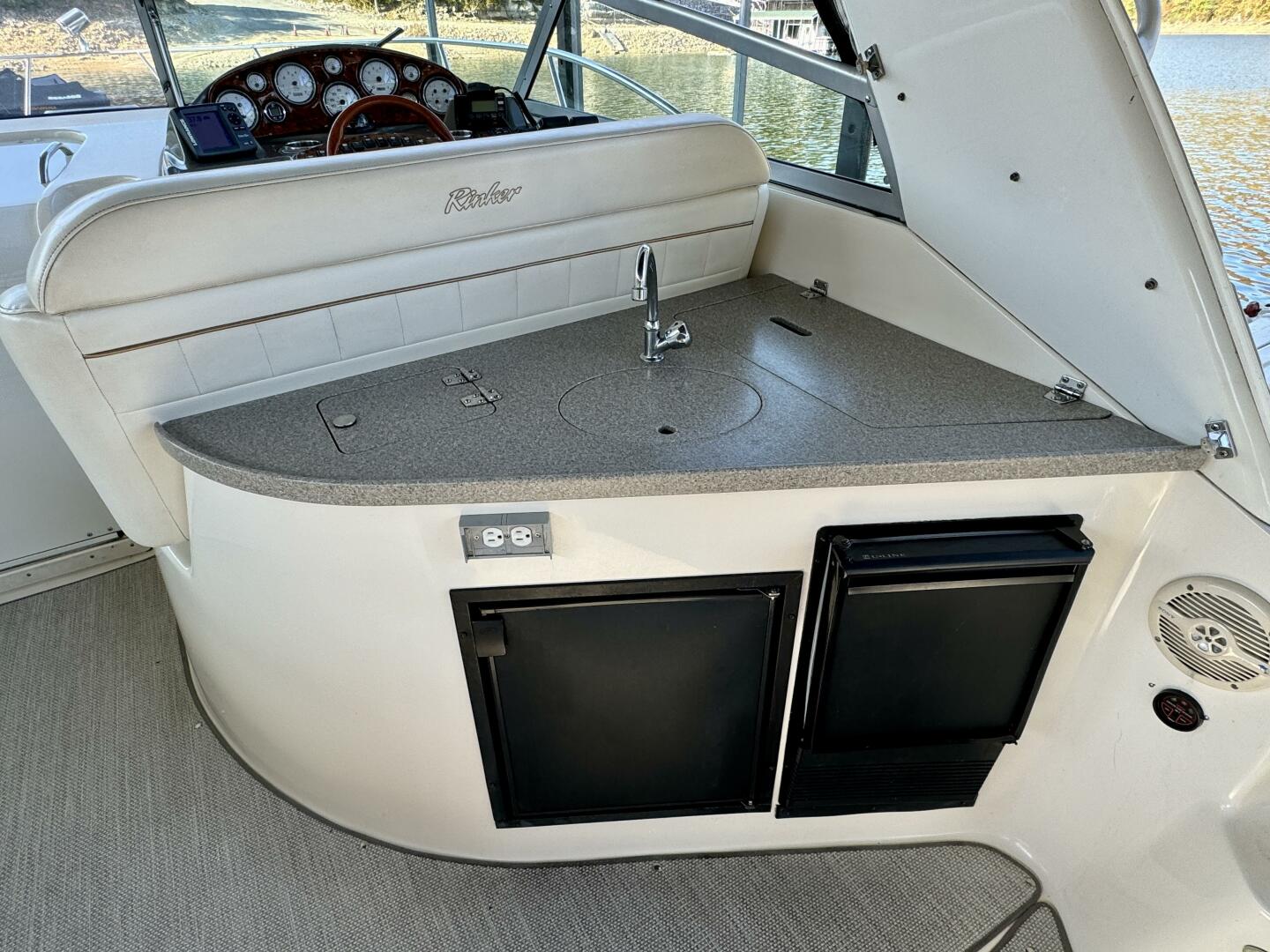 2004 Rinker 342 Fiesta Vee - Image 16