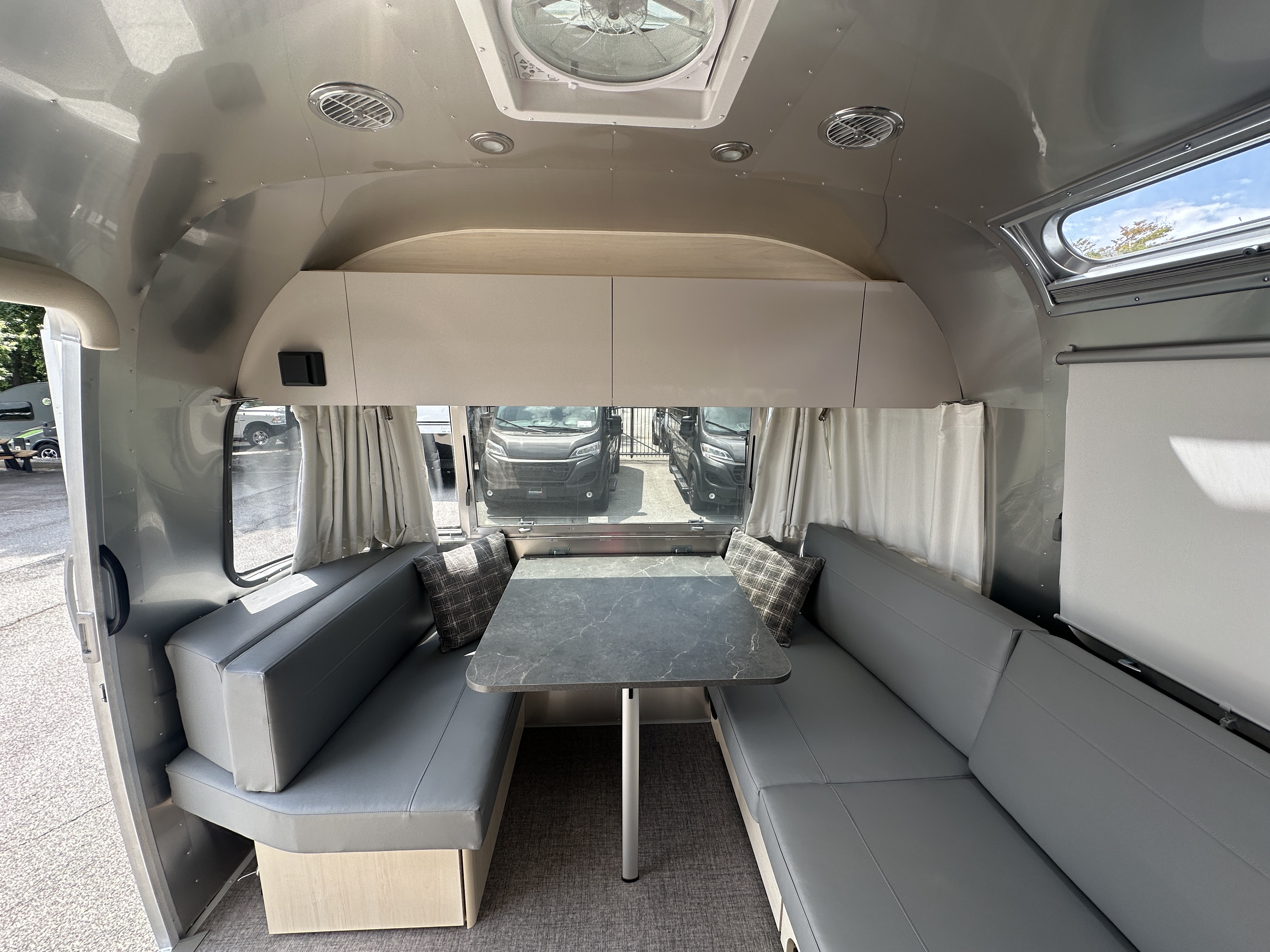 2026 Airstream Flying Cloud 27FB - Image 7