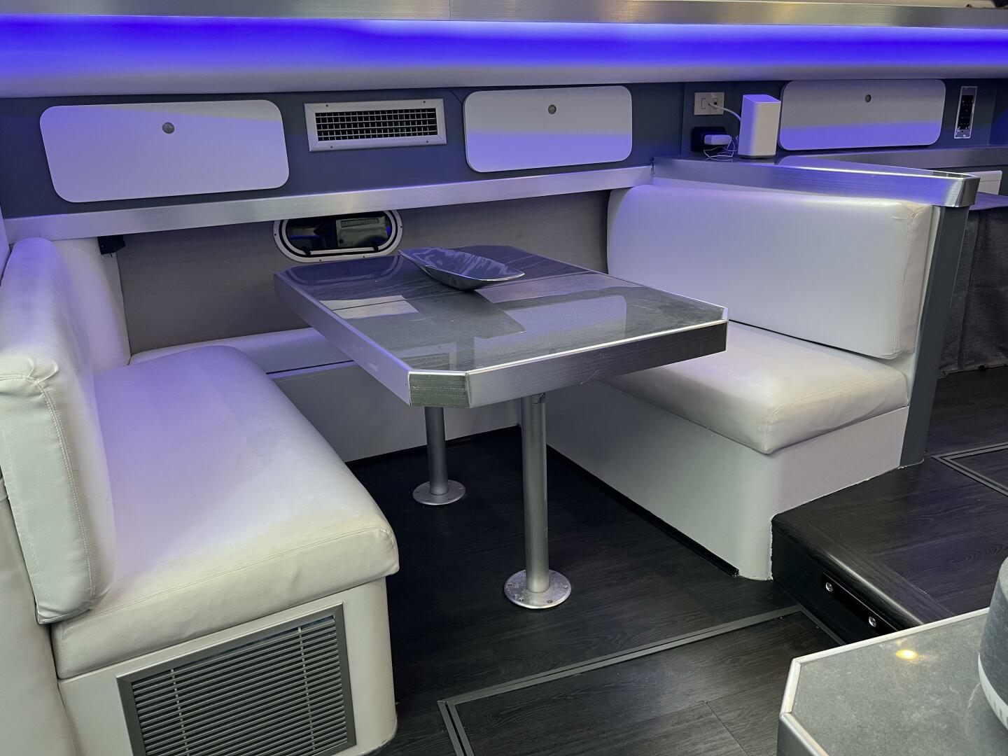 1996 Cruisers Yachts 3650 AFT CABIN - Image 8