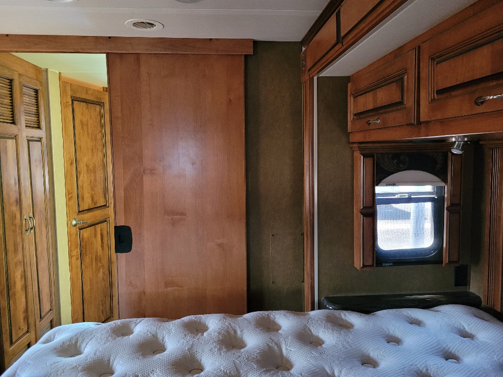 2012 Monaco RV Knight 40PDQ - Image 23