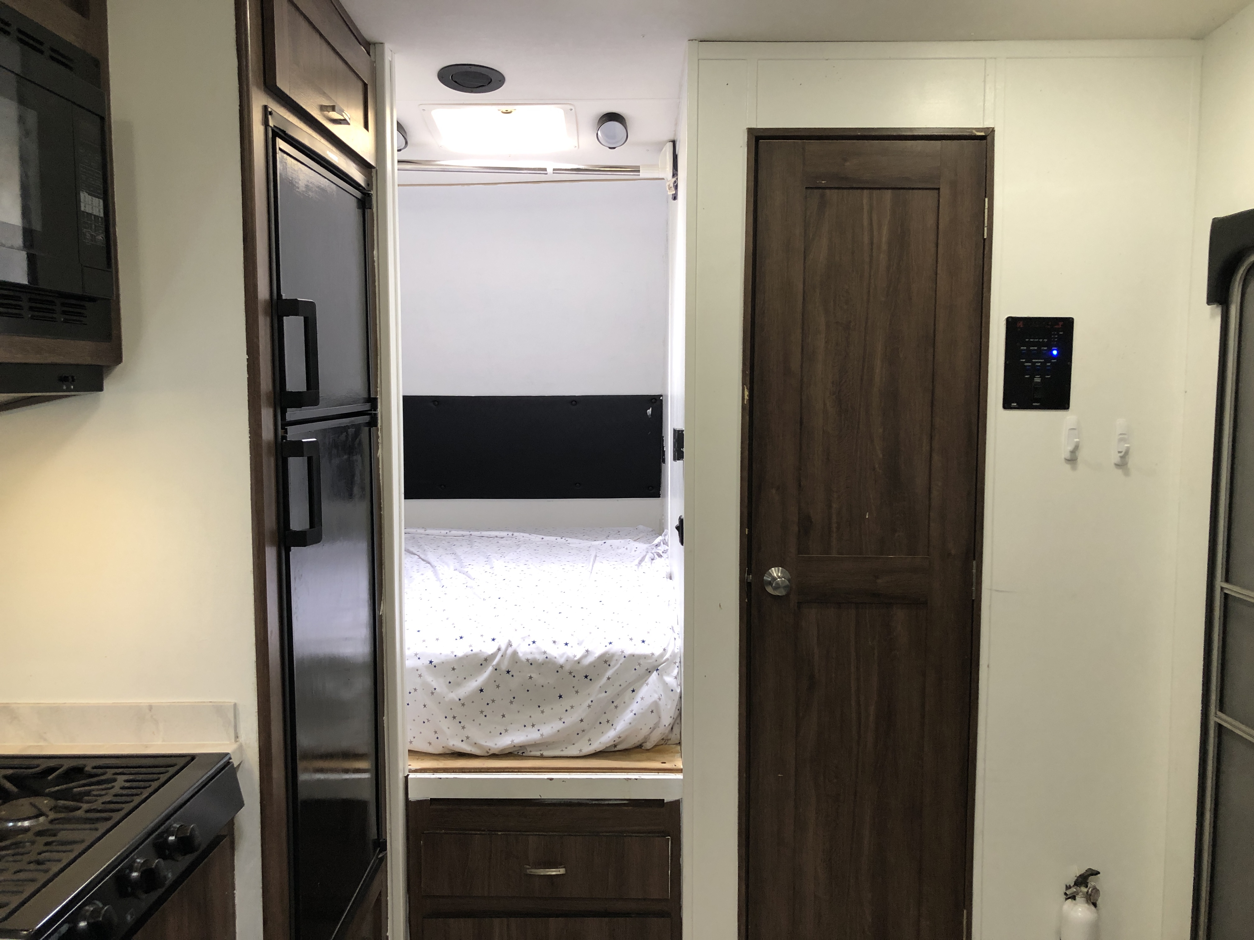 2019 WORK AND PLAY LE TOY HAULER 19WLE - Image 14