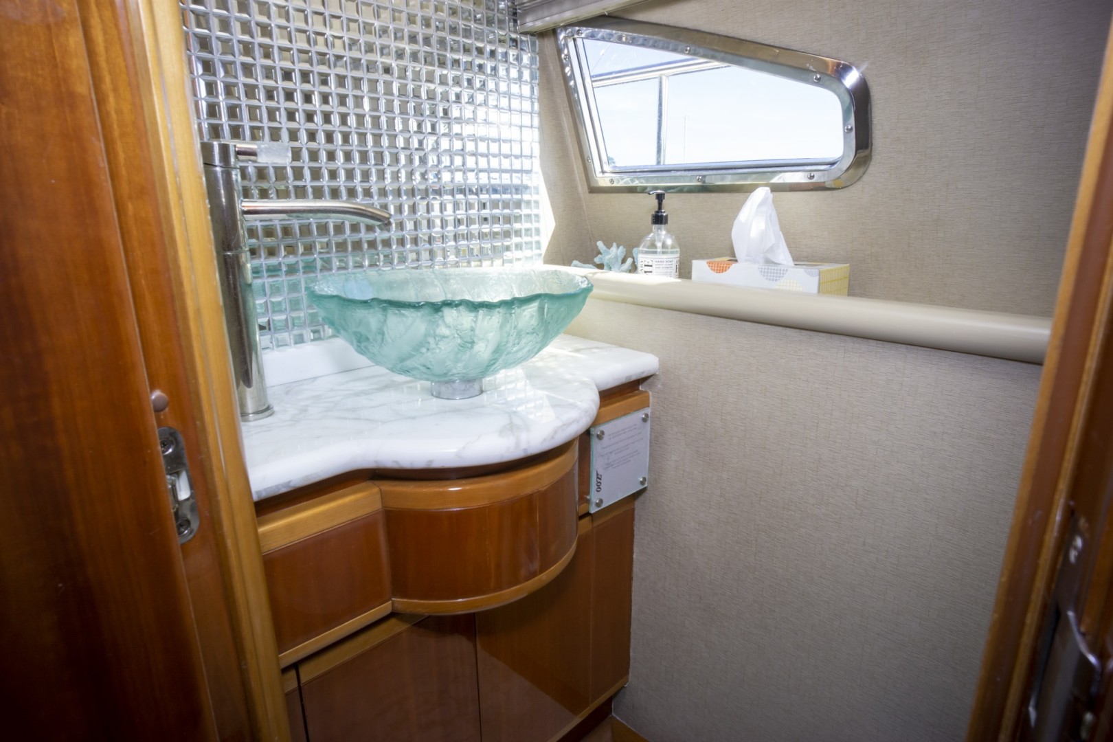 2000 Ferretti Yachts Custom Line 94 - Image 23