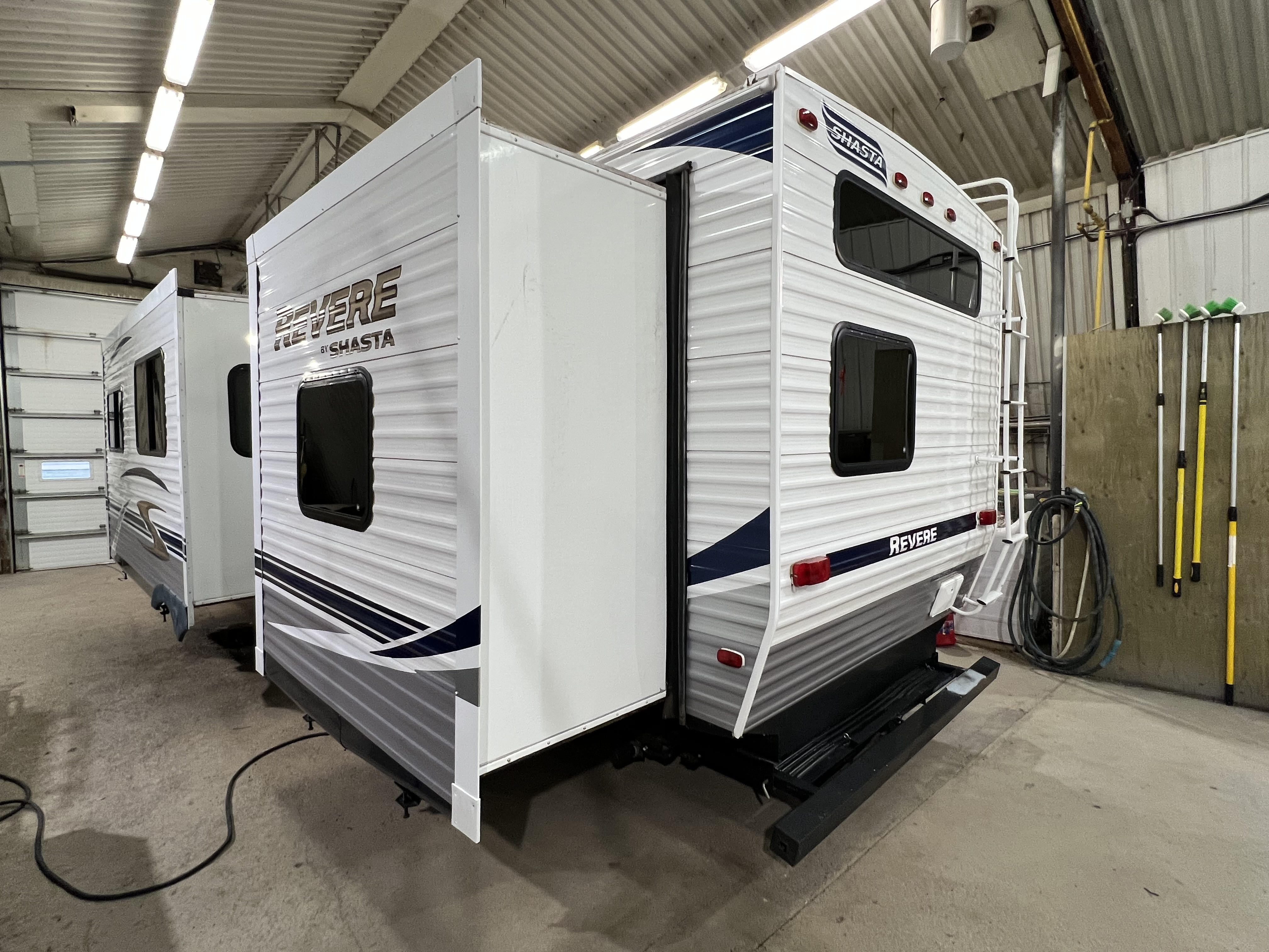 2011 SHASTA REVERE 32BHDS HMS - Image 6
