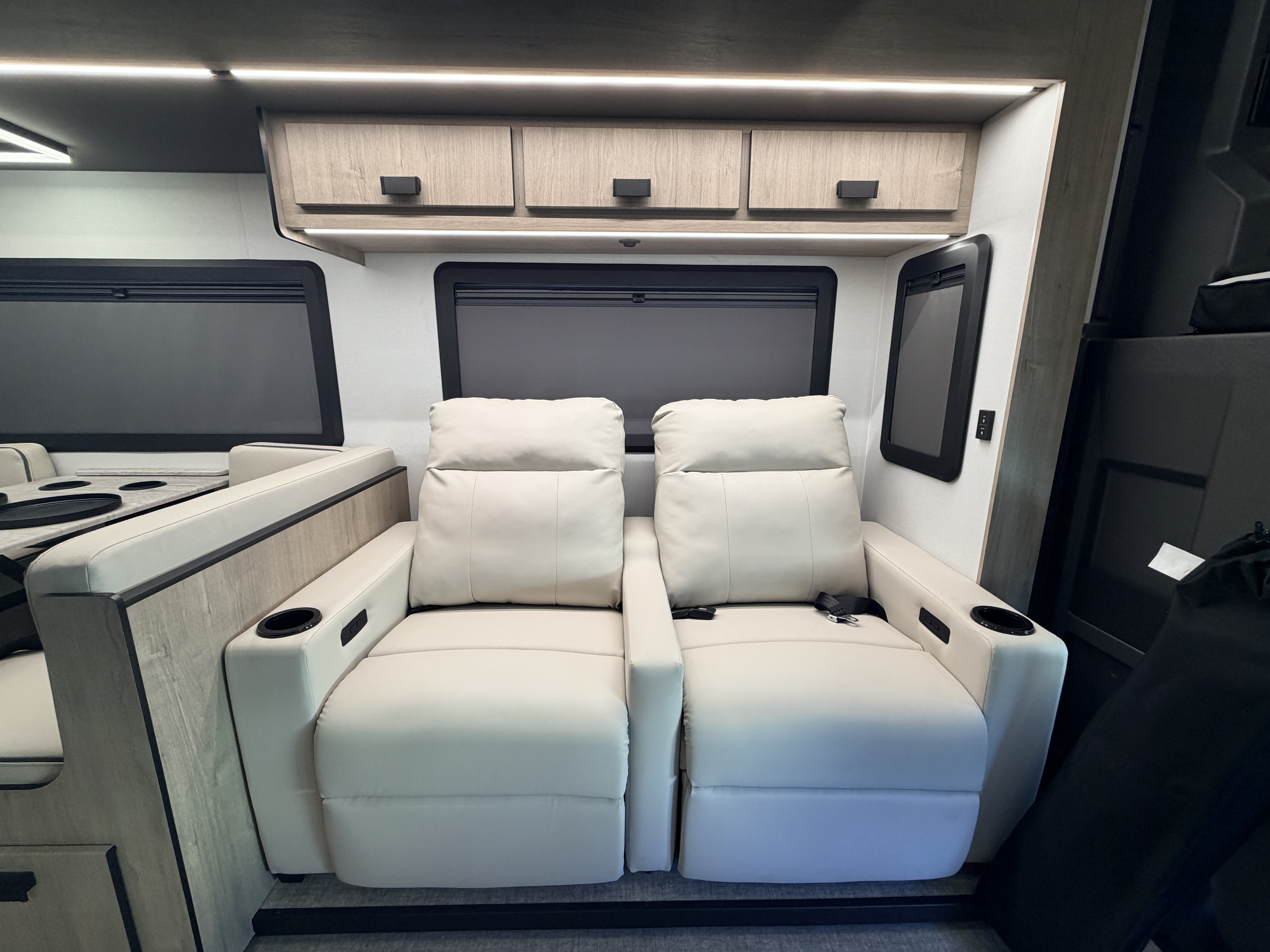 2027 Grand Design LINEAGE SERIES E 30DC - Image 14