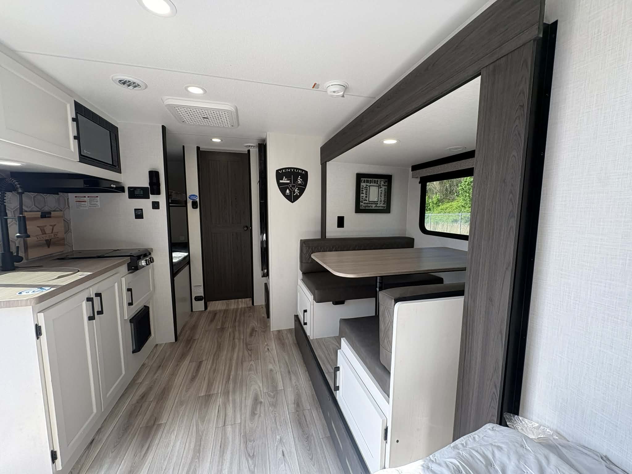 2026 VENTURE RV SPORTTREK STINGER 222VUD - Image 2