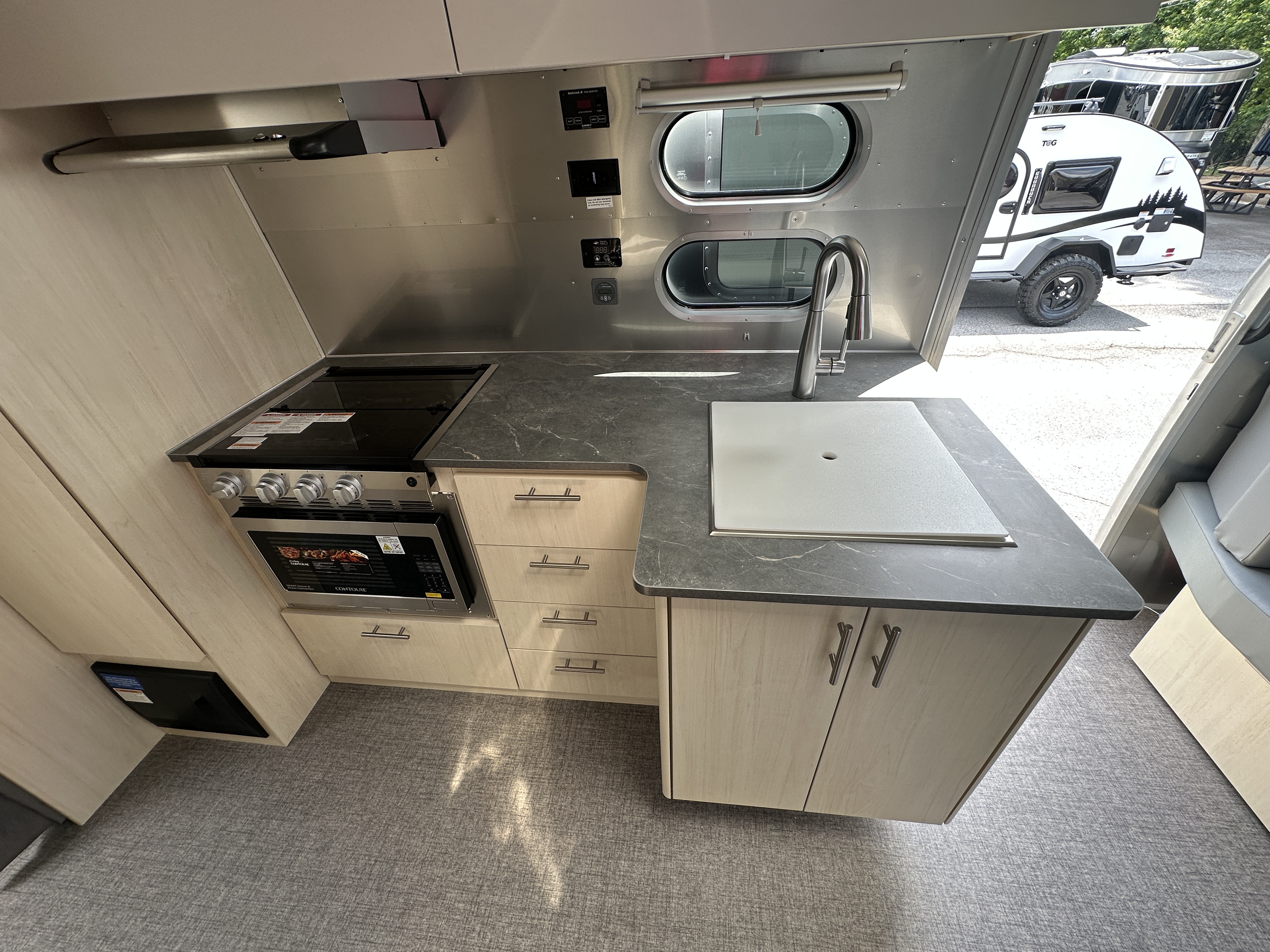 2026 Airstream Flying Cloud 27FB - Image 10