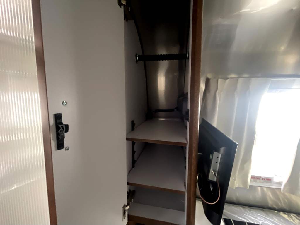2026 AIRSTREAM GLOBETROTTER 27FBT - Image 32