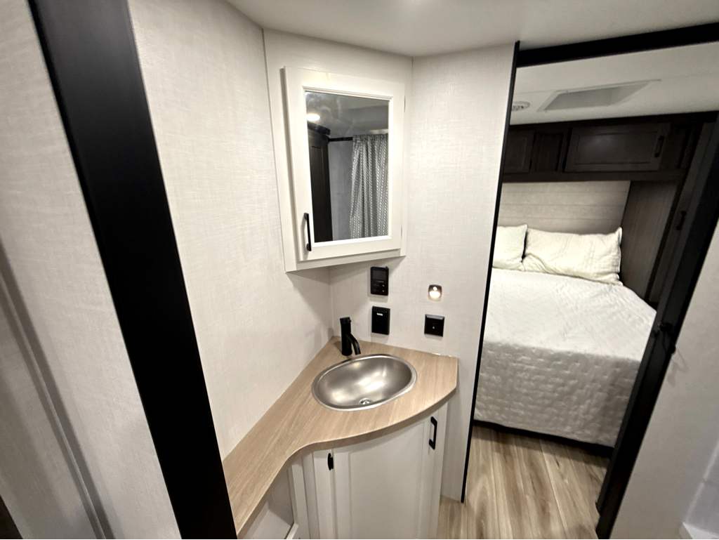 2027 VENTURE RV SPORTTREK STINGER 232VRL - Image 21