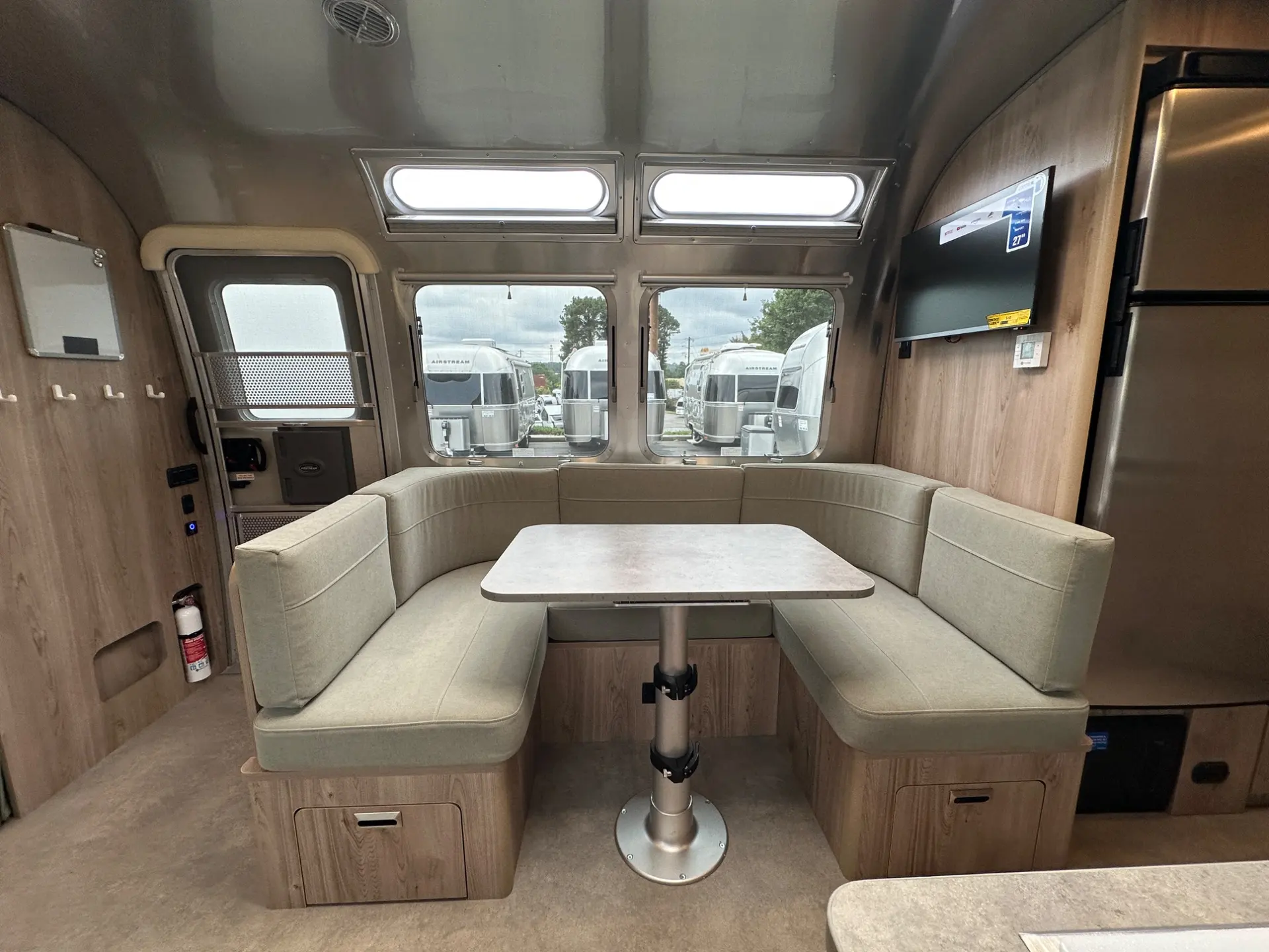 2027 Airstream Flying Cloud 30FB Bunk - Image 48