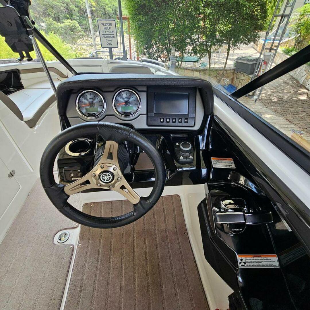 2016 Yamaha Boats 242 Limited S E-Series - Image 11