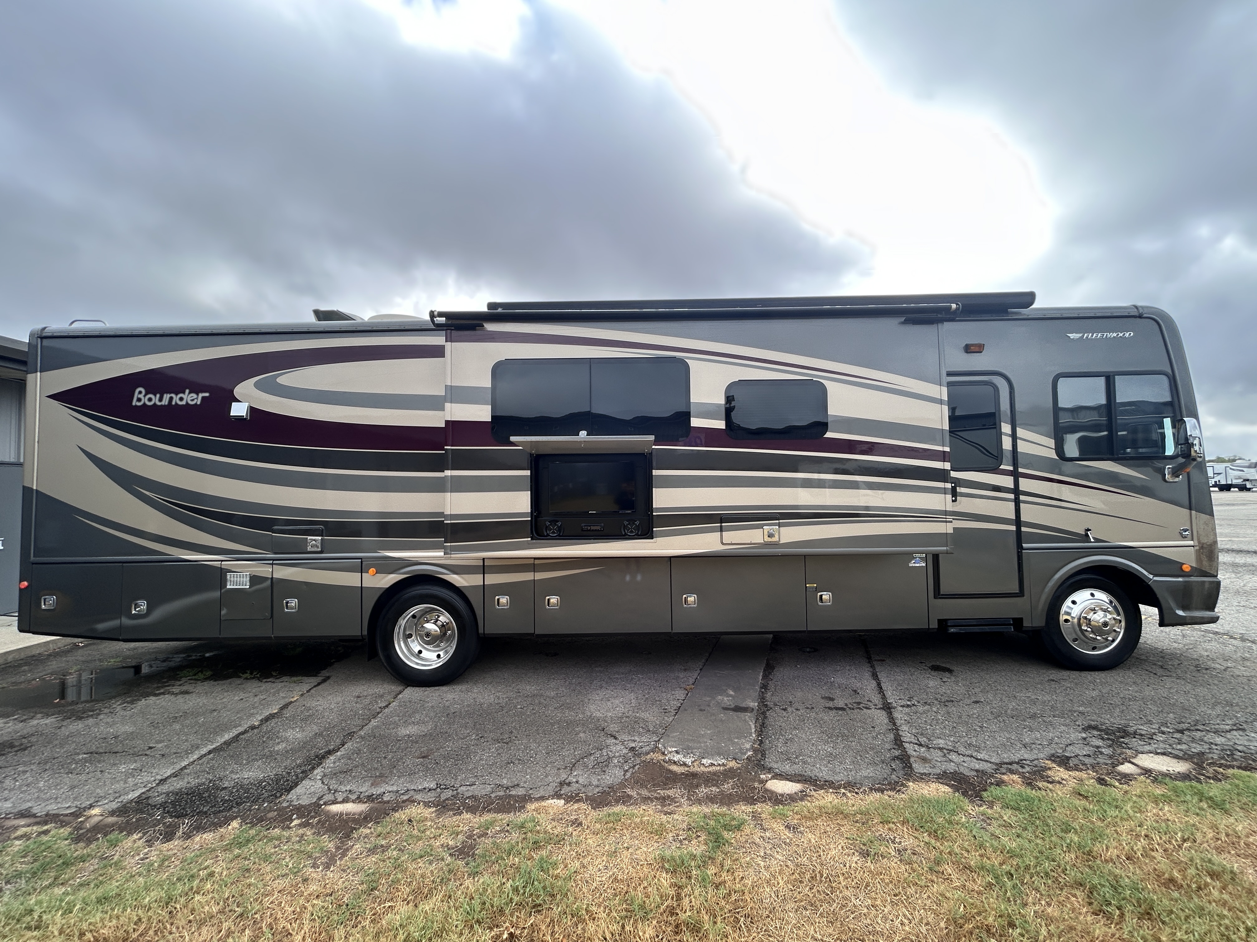 2017 Fleetwood Bounder 36Y - Image 2