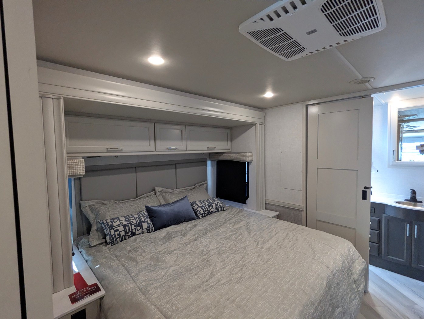 2026 Holiday Rambler Invicta 33HB - Image 23