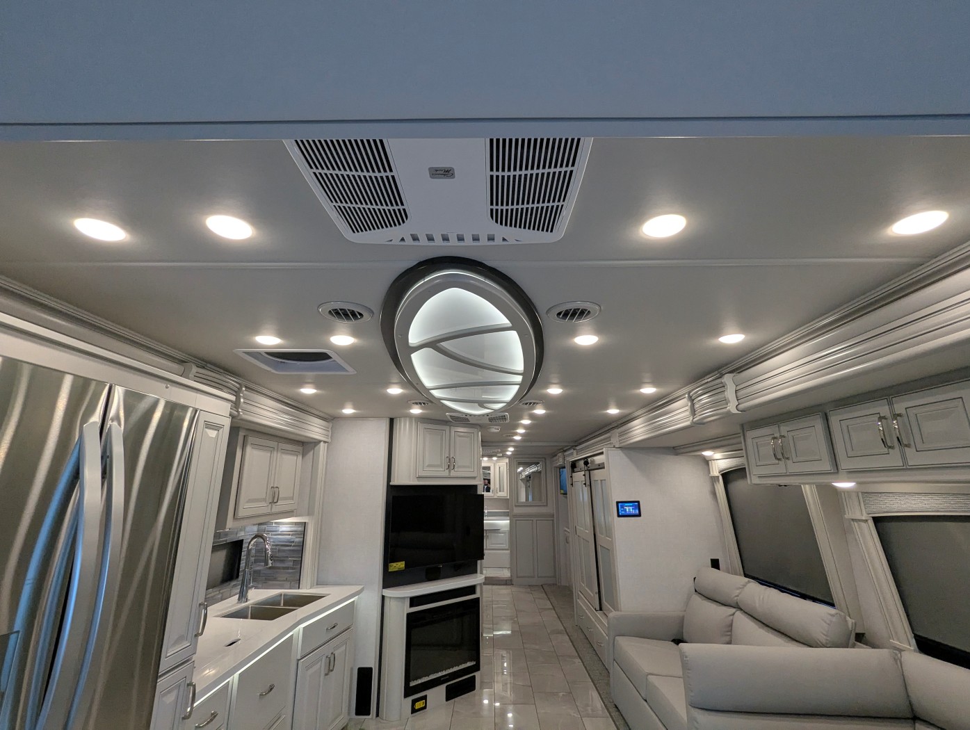 2026 Fleetwood Discovery 38N - Image 14