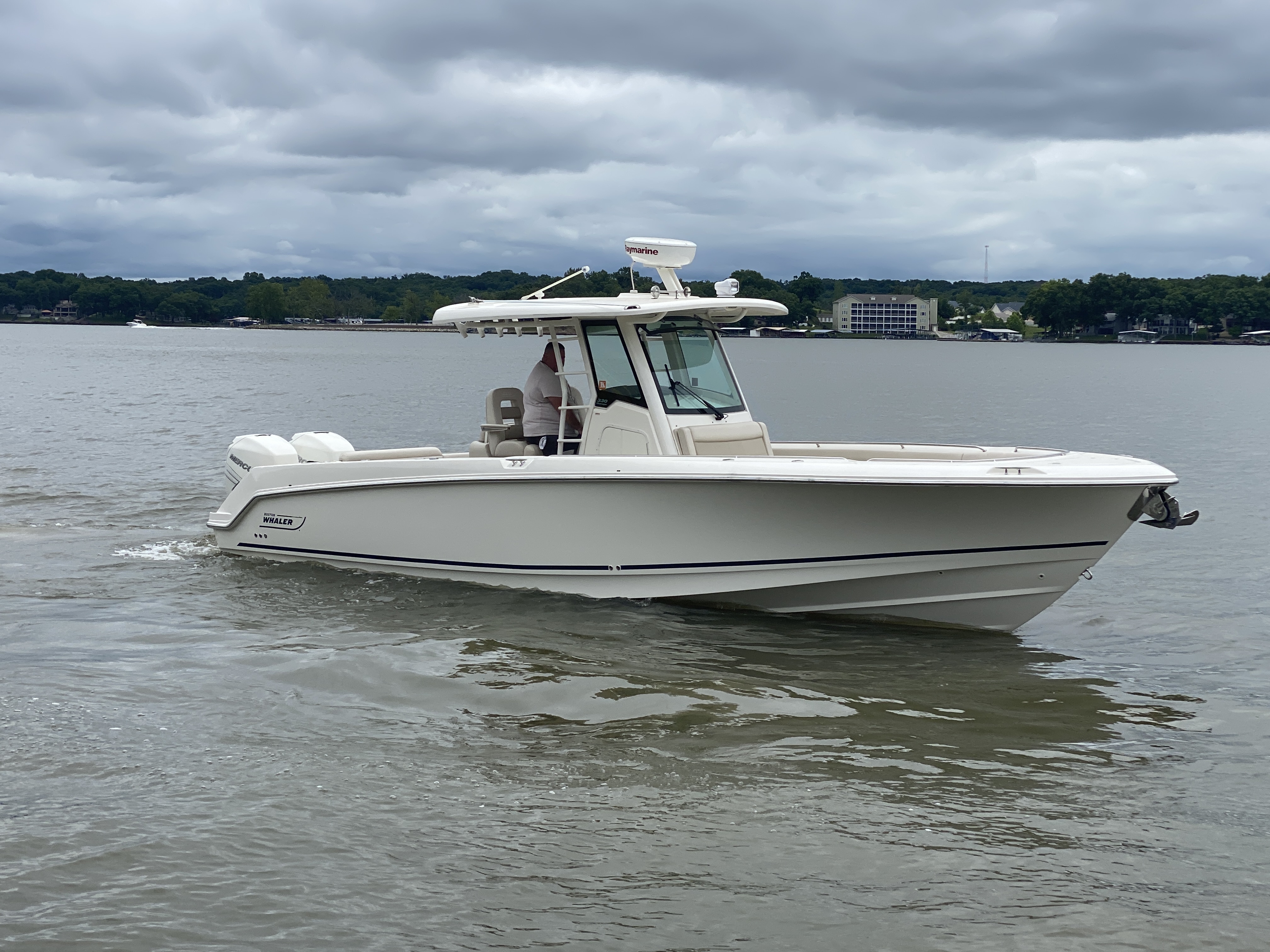 2016 Boston Whaler 330 Outrage - Image 3