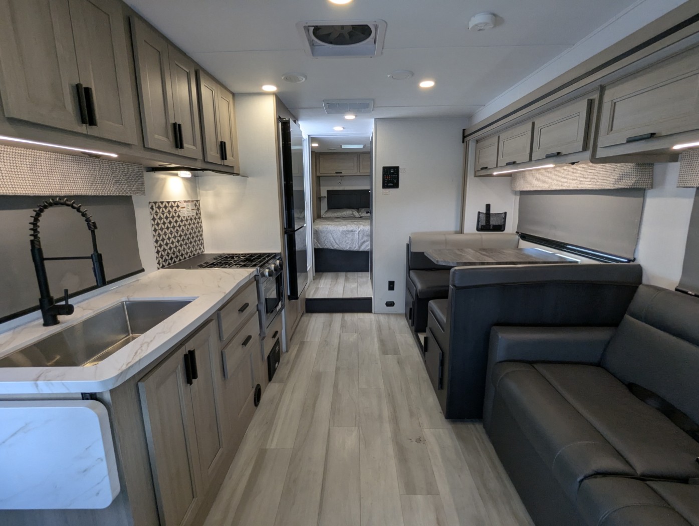 2025 Forest River Sunseeker LE 2850SLE - Image 7