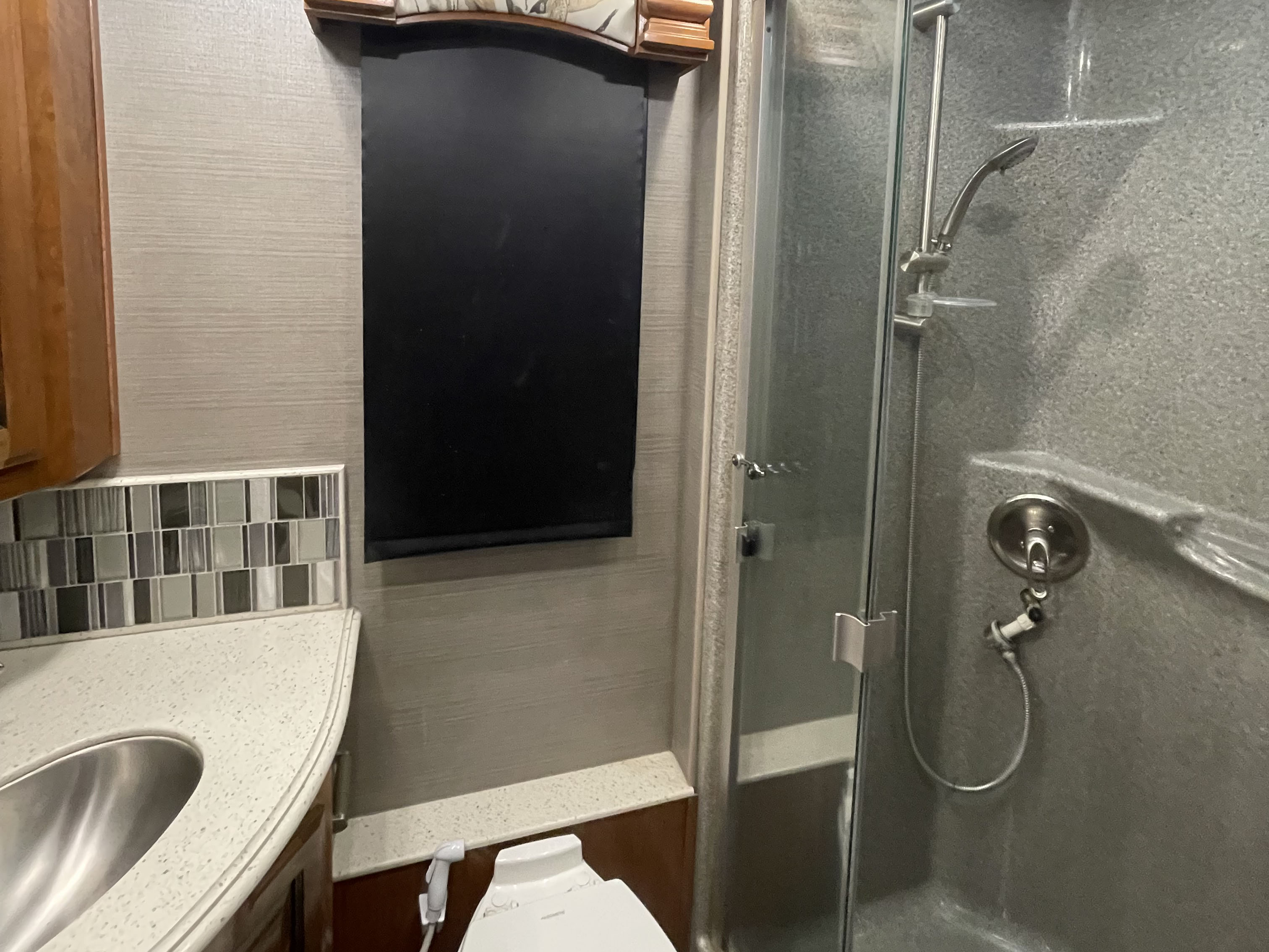 2018 Fleetwood DISCOVERY 38N - Image 12