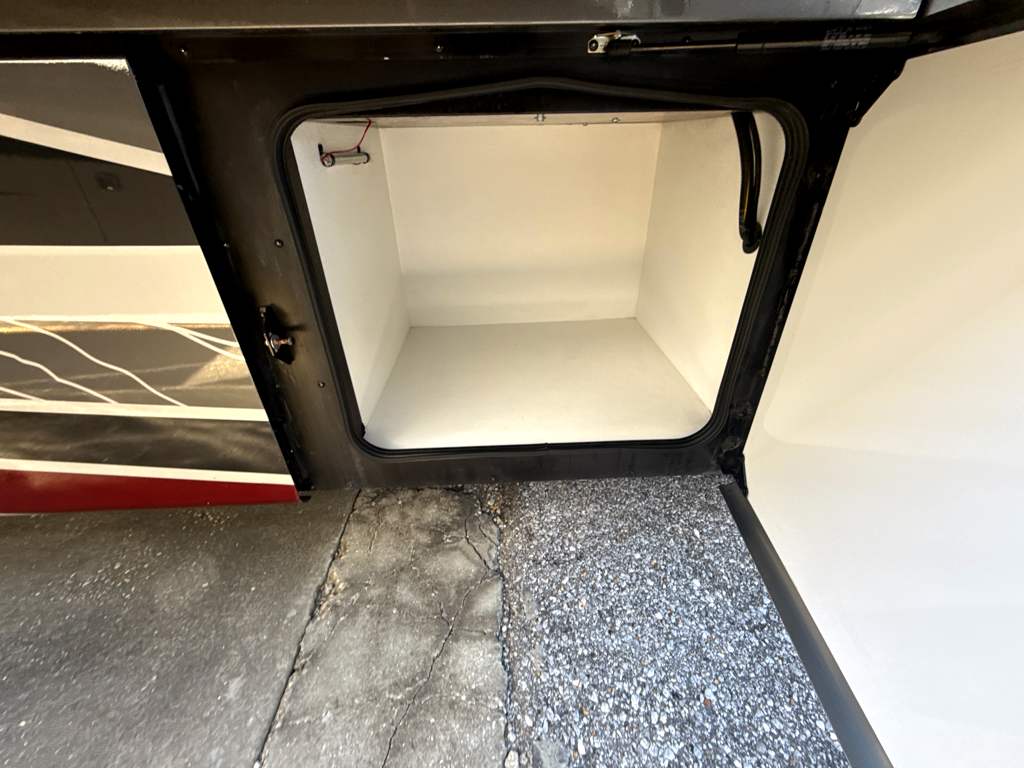 2024 FLEETWOOD DISCOVERY 38N - Image 8