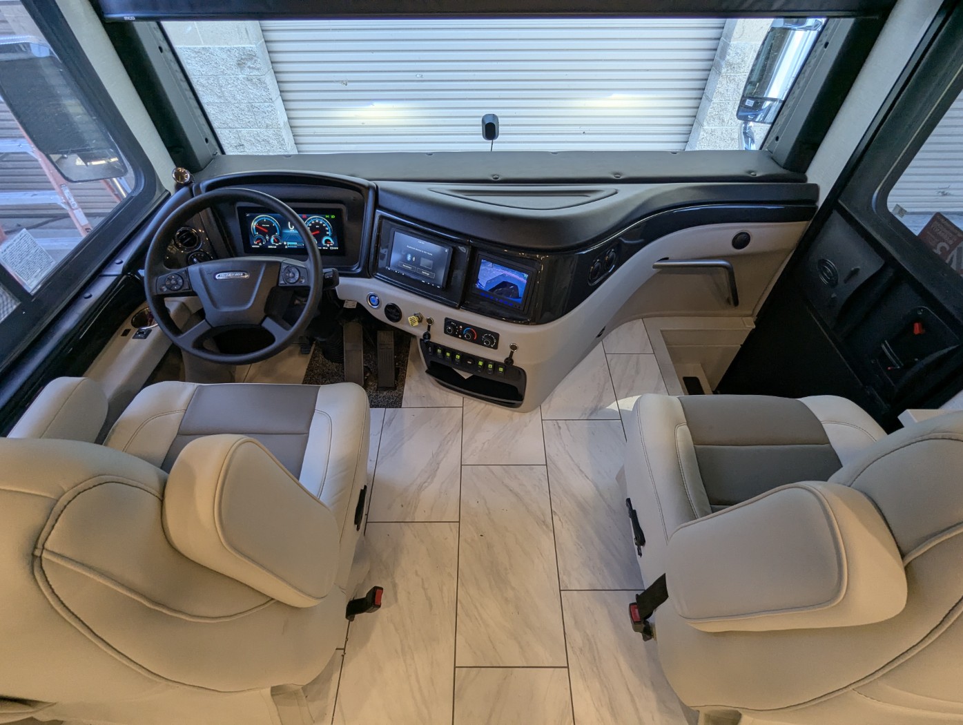 2026 Fleetwood Discovery 38W - Image 9