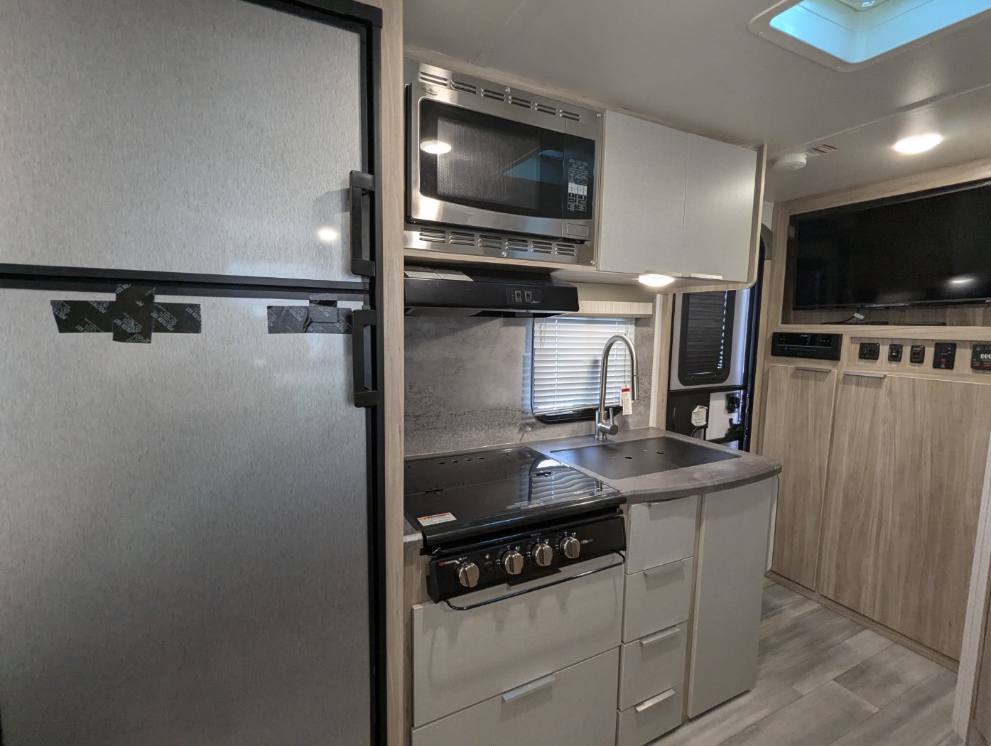 2021 Winnebago Micro Minnie 1808FBS - Image 20