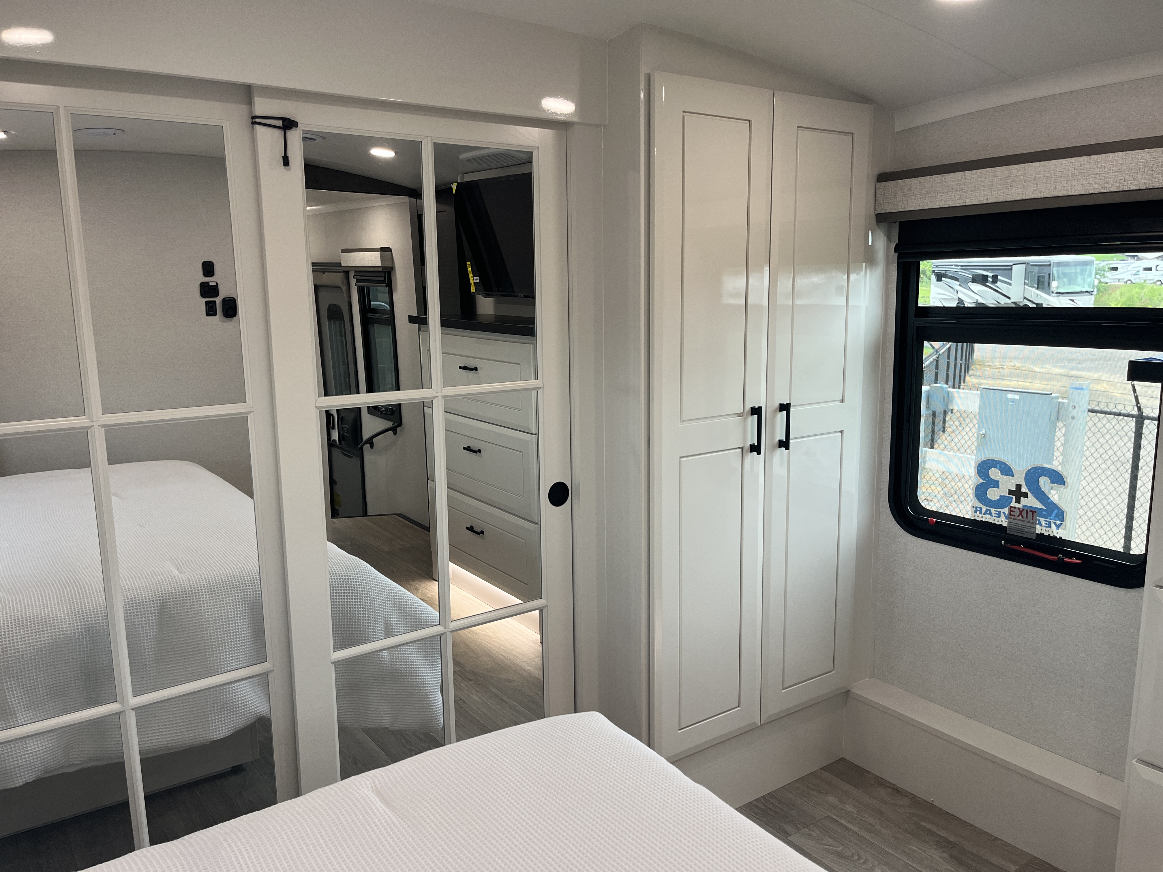 2027 JAYCO PINNACLE 32RLTS - Image 42