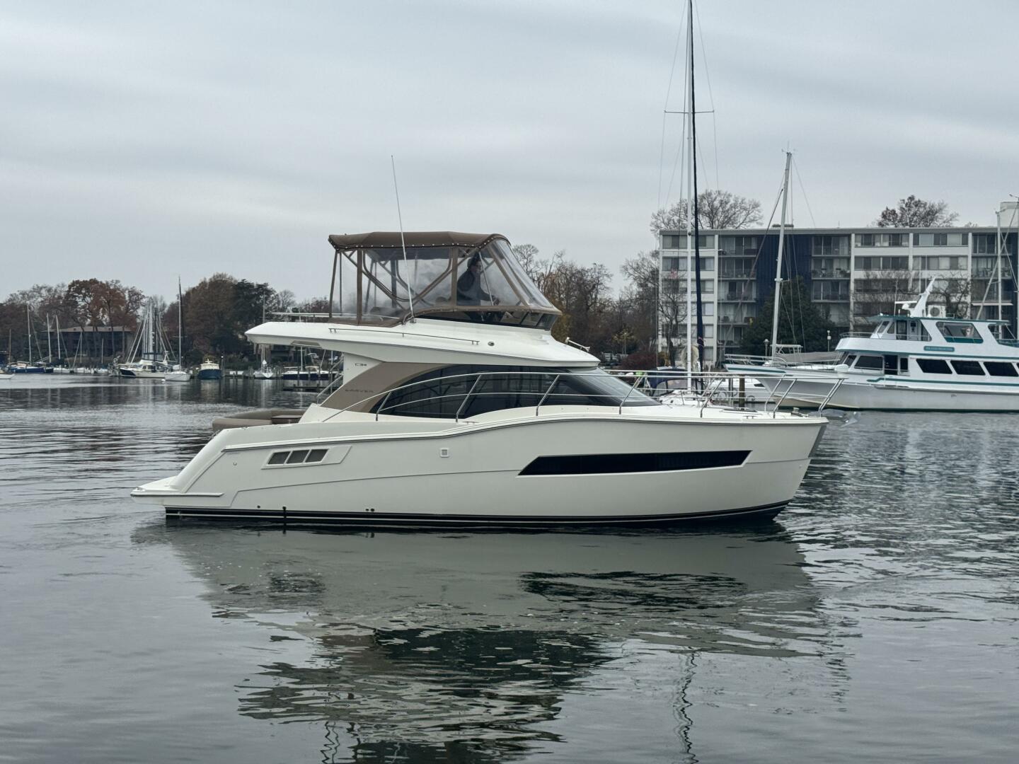 2016 Carver C34 Command Bridge - Image 9