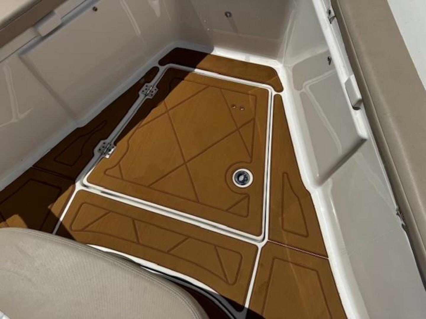 2021 Robalo R242 Center Console Base - Image 17