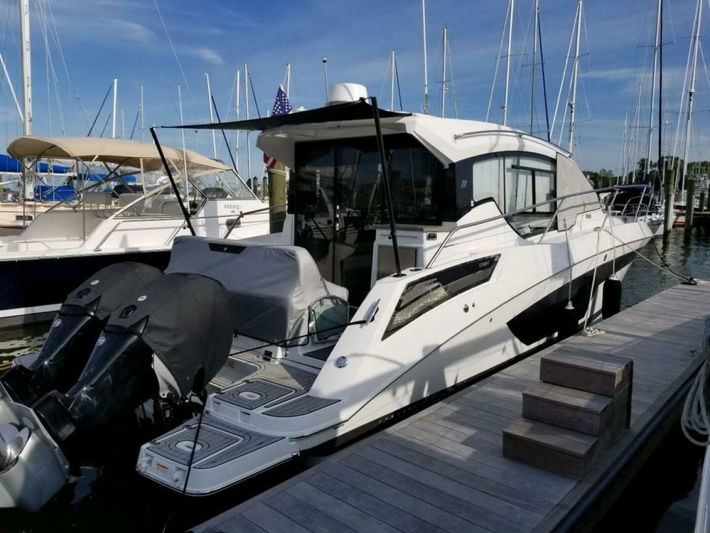 2020 Four Winns Vista 355 Coupe OB - Image 4