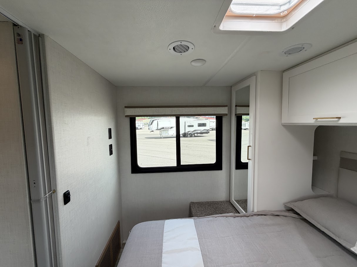 2027 THOR MOTOR COACH MAGNITUDE GA28 - Image 46
