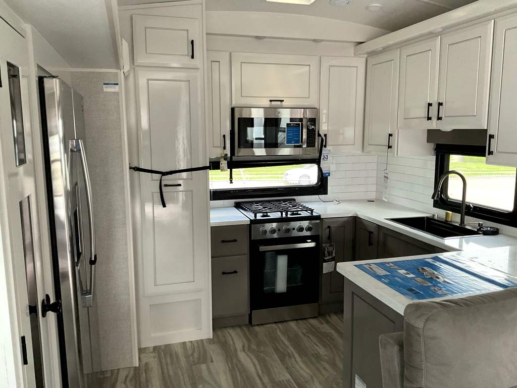 2025 JAYCO PINNACLE 38 FBRK - Image 9