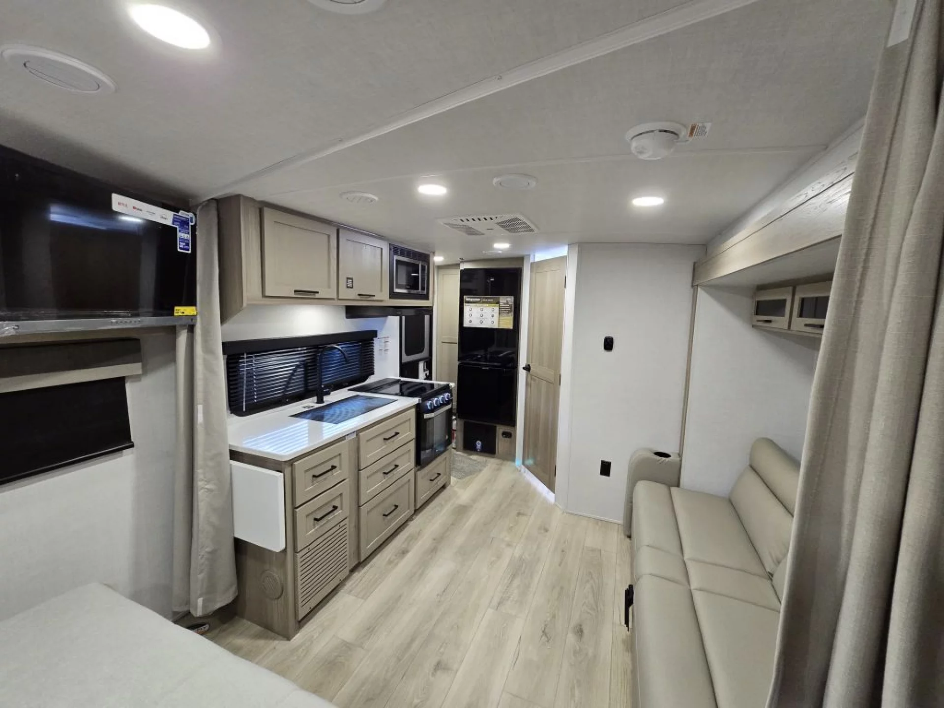2026 FOREST RIVER ROCKWOOD MINI LITE 2109S - Image 9