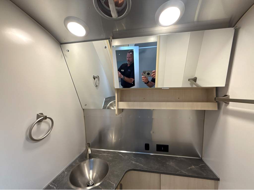 2026 AIRSTREAM FLYING CLOUD 28RBQ - Image 27