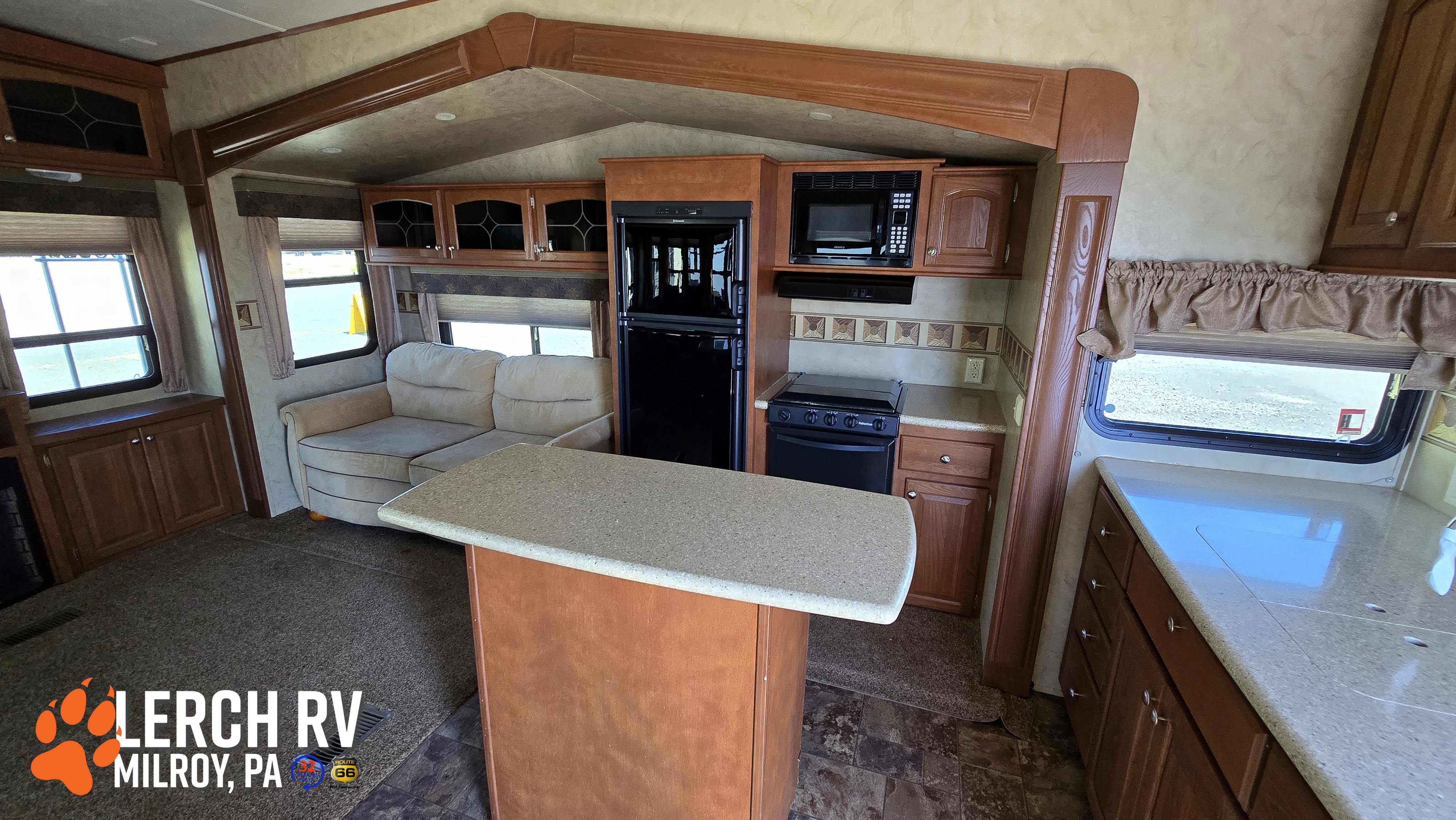 2013 FOREST RIVER CEDAR CREEK SILVERBACK 29RE - Image 13