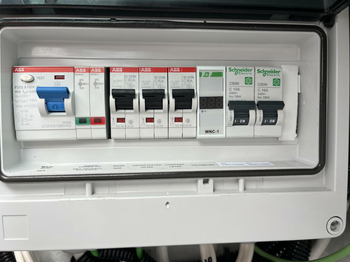 2024 Axopar Cross Cabin - Image 10