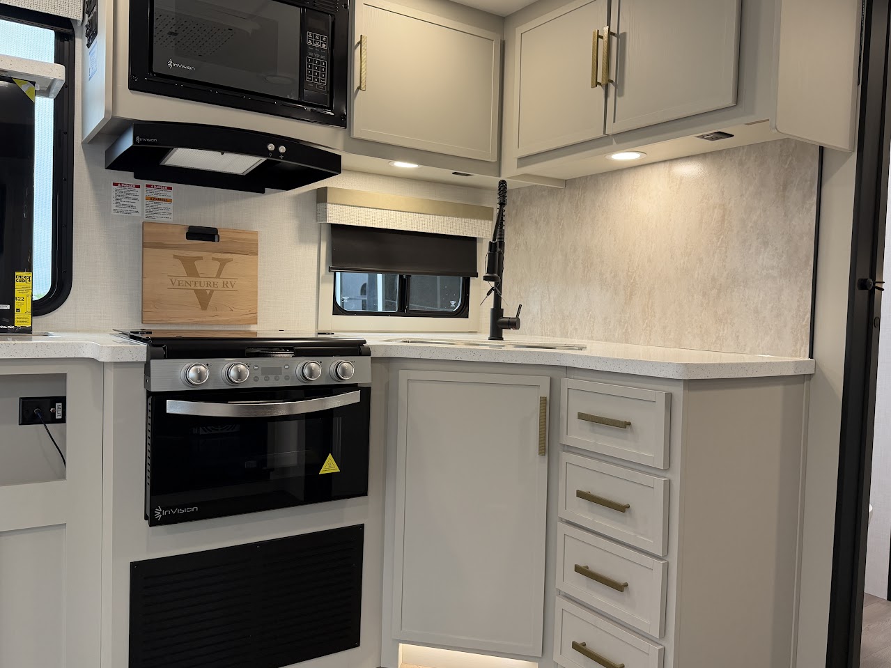 2027 VENTURE RV STRATUS 282VFD - Image 29