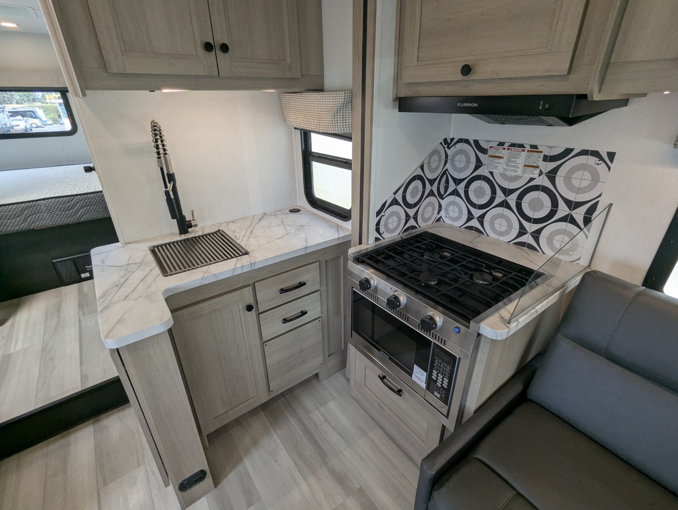 2026 FOREST RIVER SUNSEEKER 2750SLE - Image 19