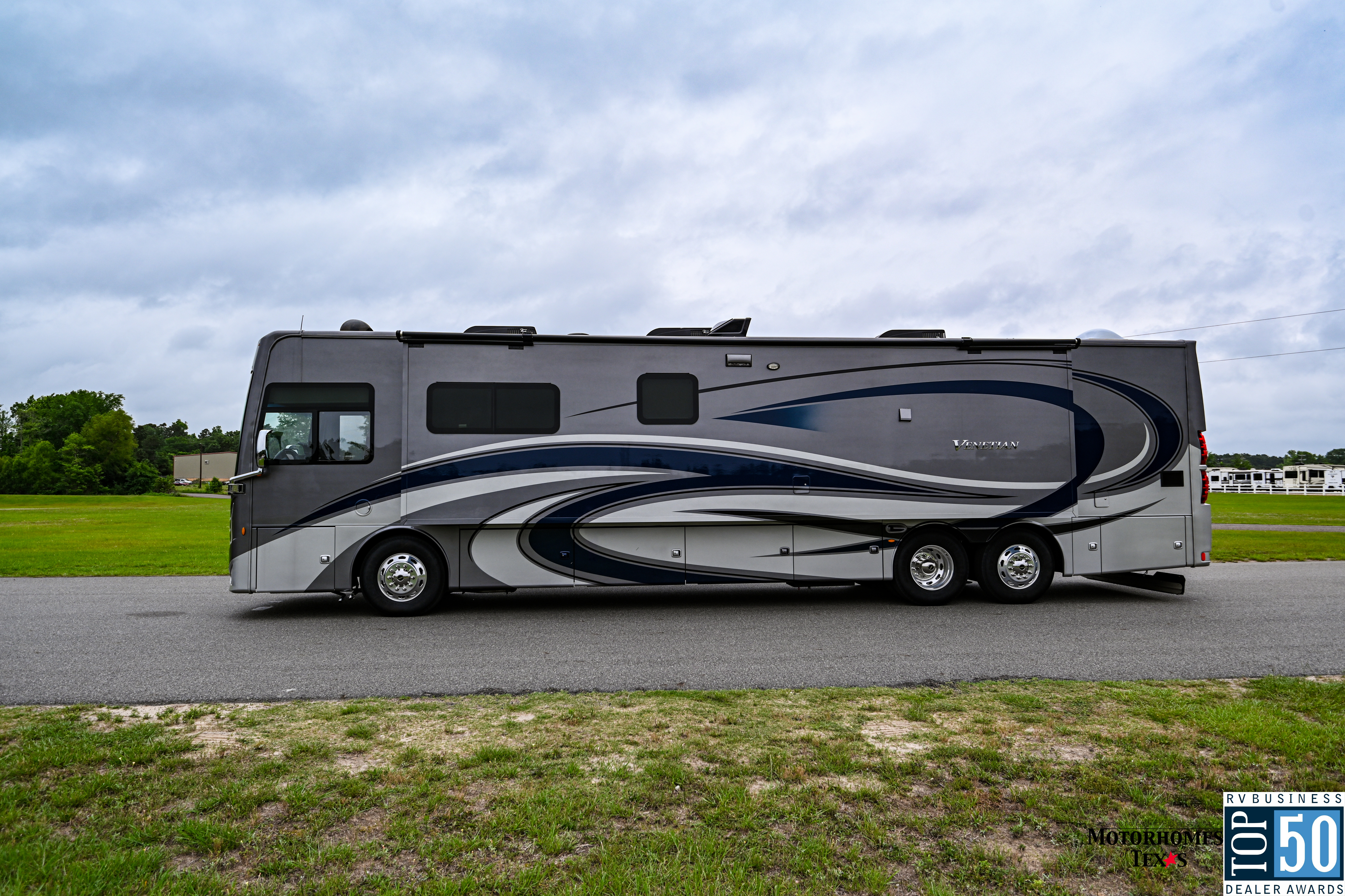 2022 Thor Motor Coach Venetian F42 - exterior 2