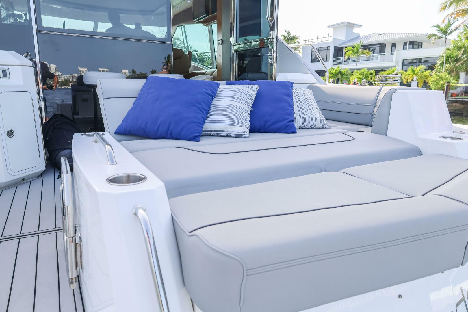2014 Cruisers Yachts 45 Cantius - Image 18