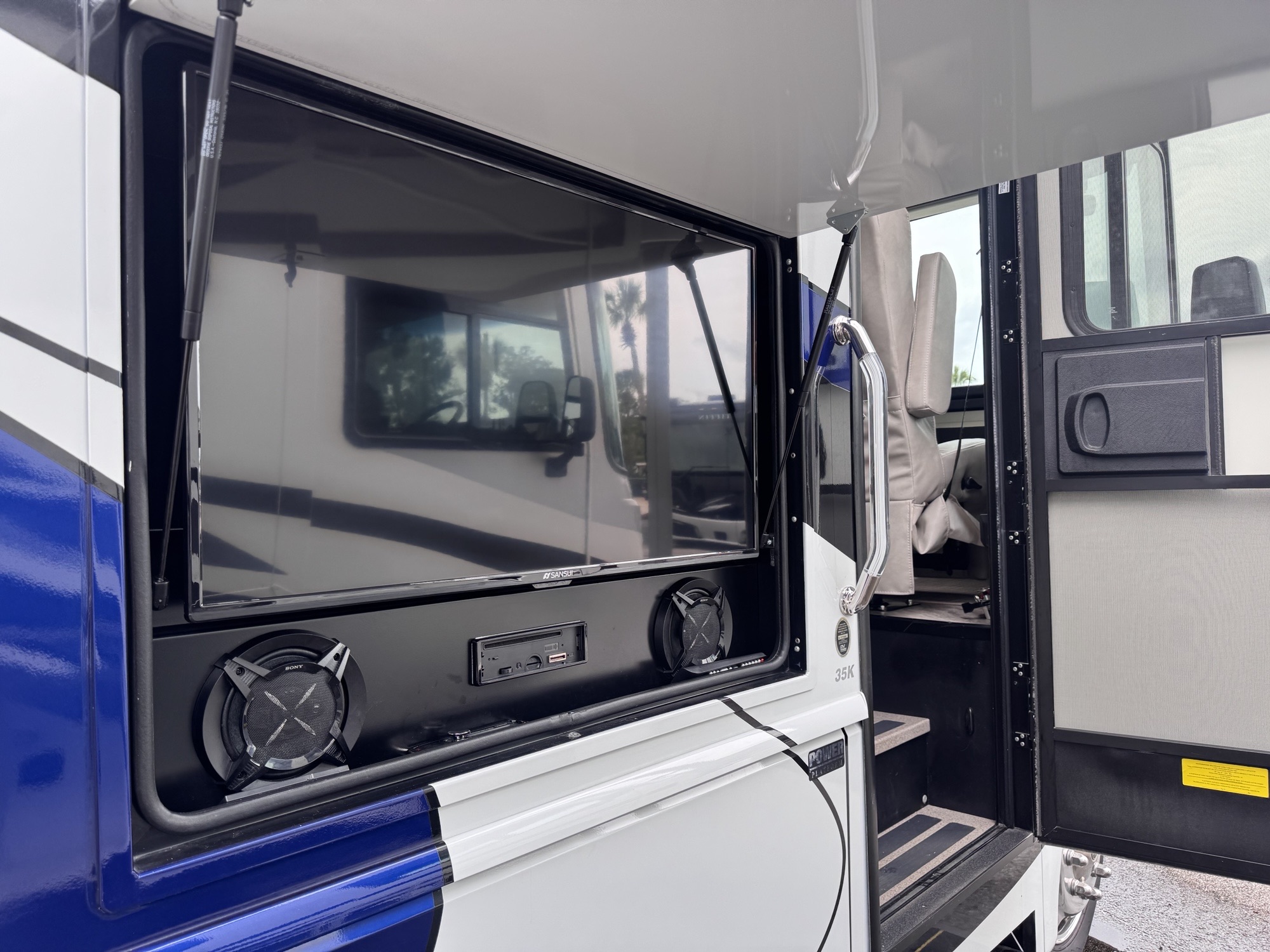 2020 Fleetwood BOUNDER 35K - Image 4