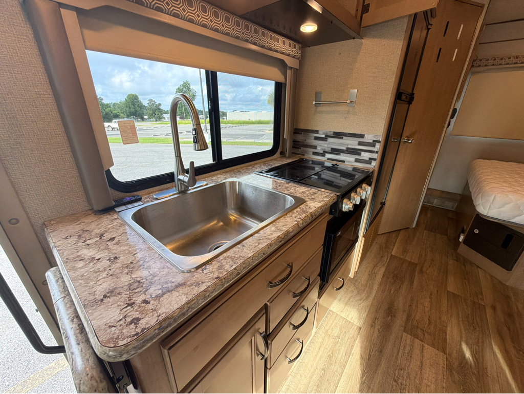 2019 Thor Motor Coach FOUR WINDS 24WS - Image 21