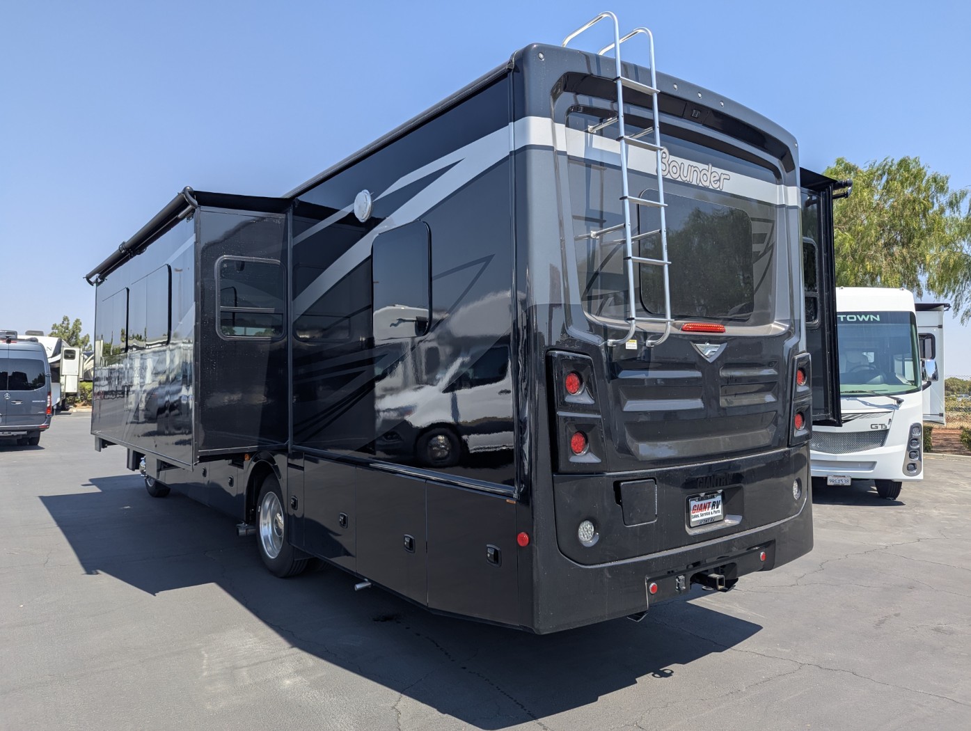 2026 Fleetwood Bounder 33C - Image 4
