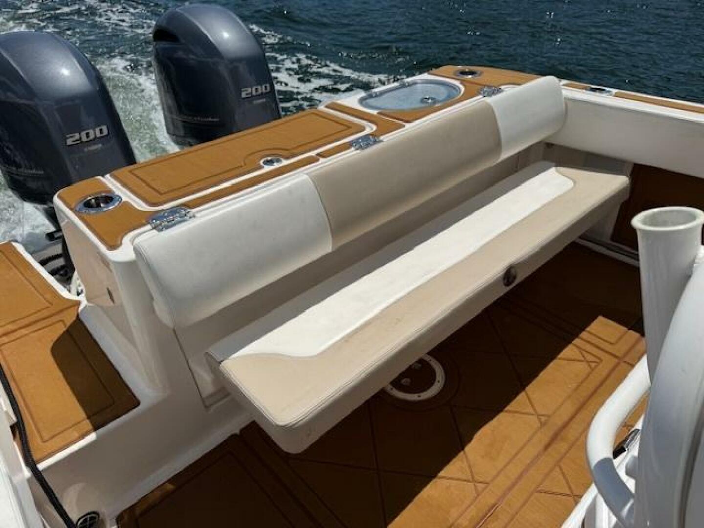 2021 Robalo R242 Center Console Base - Image 10