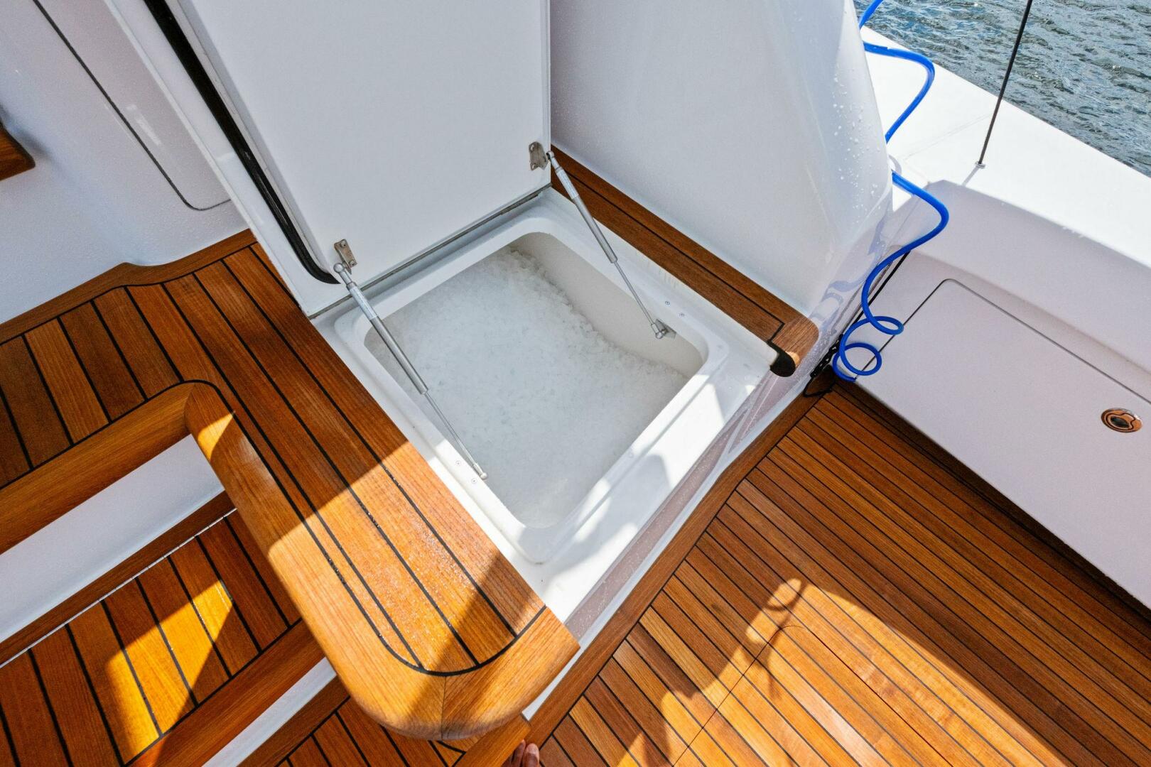 2012 Viking 82 Convertible - Image 68