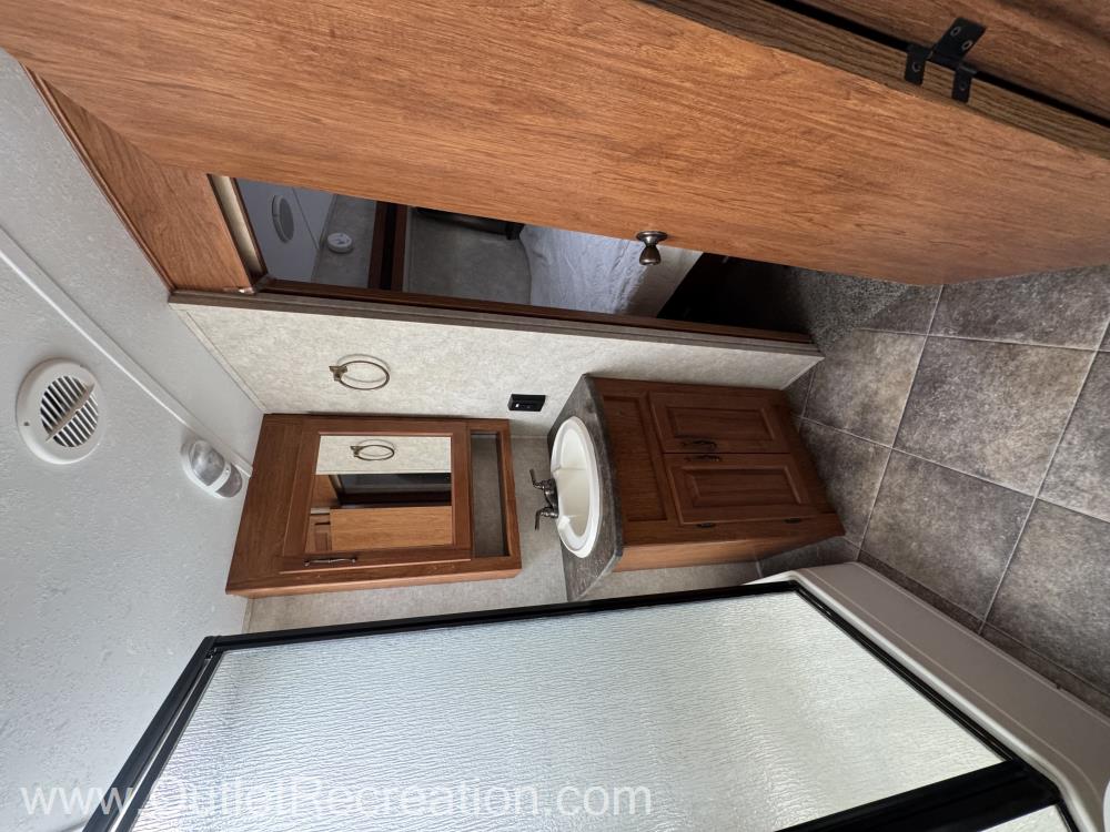 2014 Keystone Montana Mountaineer 295RKD - Image 16