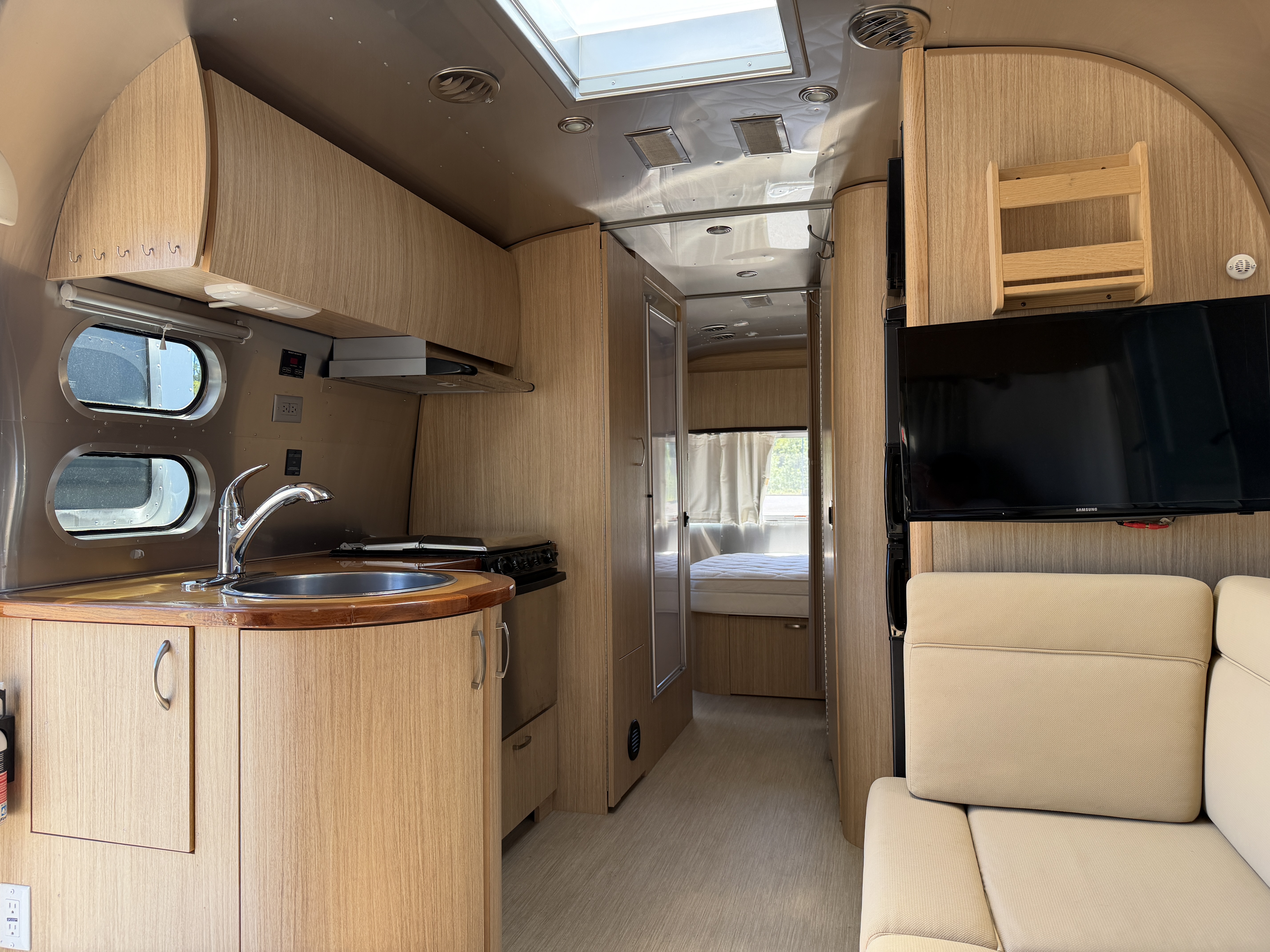 2018 Airstream Flying Cloud 25RB - Image 7