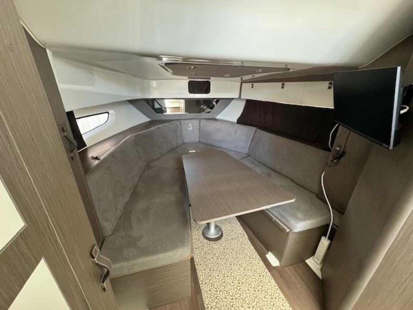 2022 Beneteau 32 Gran Turismo - Image 23