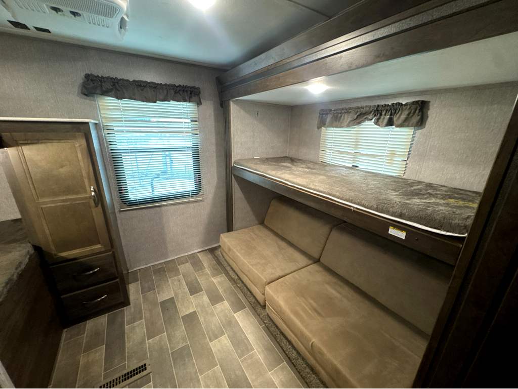2019 DUTCHMEN COLEMAN 3015BH - Image 17